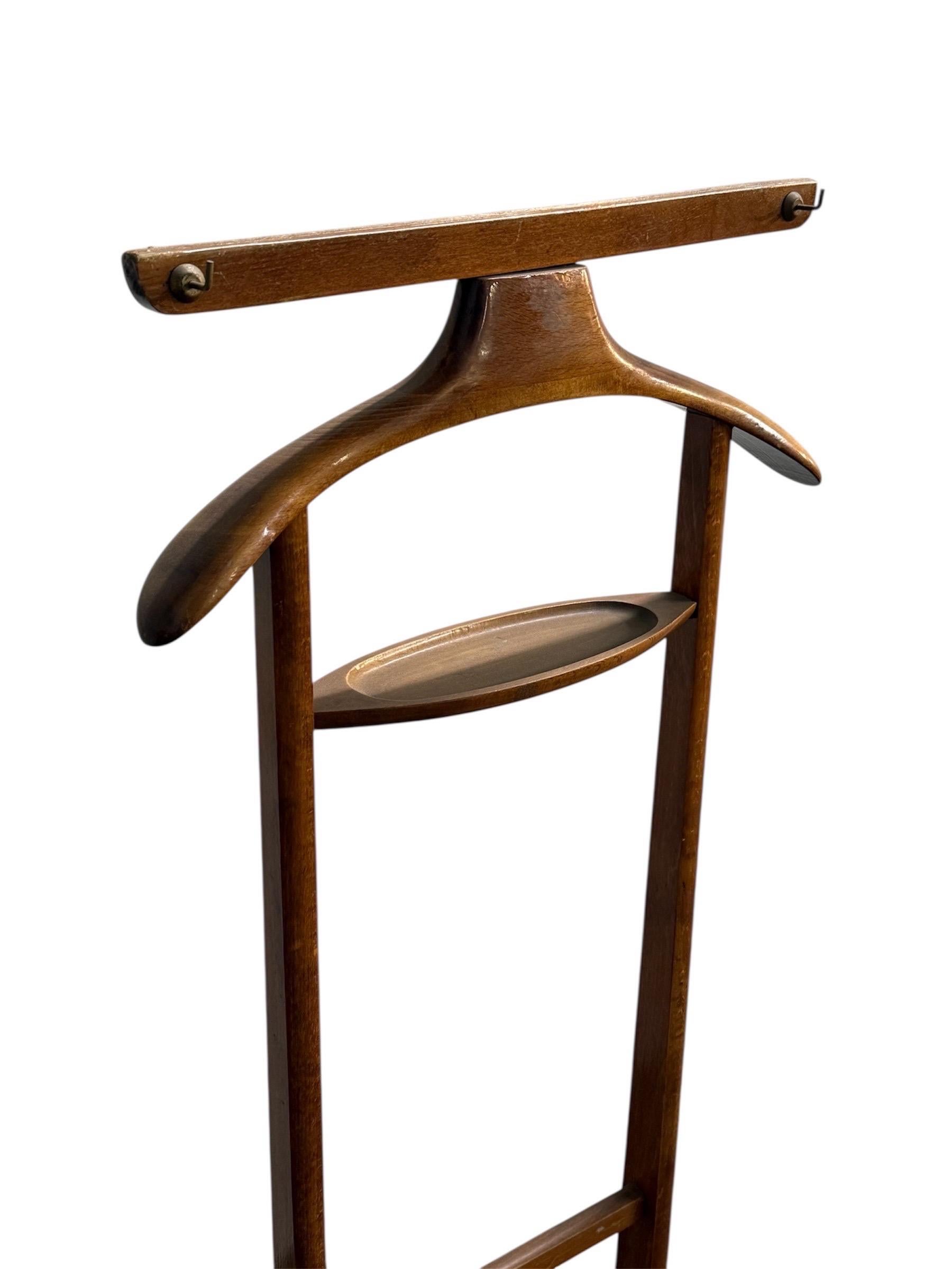 Klassischer Diener aus Massivholz aus den 1950er Jahren. Ursprünglich entworfen von Ico Parisi. Produziert in Italien von Fratelli Reguitti/Fratelli Brothers. In gutem Zustand mit allen Rädern und Haken an Ort und Stelle. Elegante warme Honigpatina.