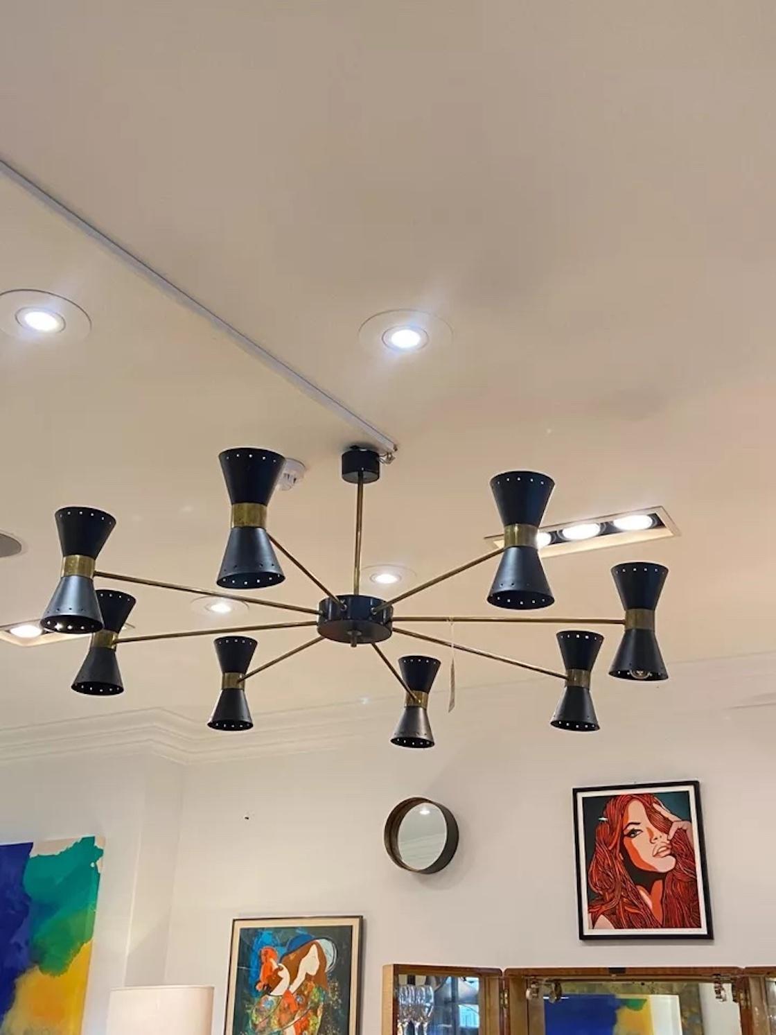 Un style années 50  Plafonnier italien à 8 branches à la manière de Stilnovo avec émail noir et accents en laiton. 

Un design vraiment classique qui s'intègre parfaitement dans tous les intérieurs. 


Dimensions :
Hauteur : 60 cm
Diamètre :  122 cm 