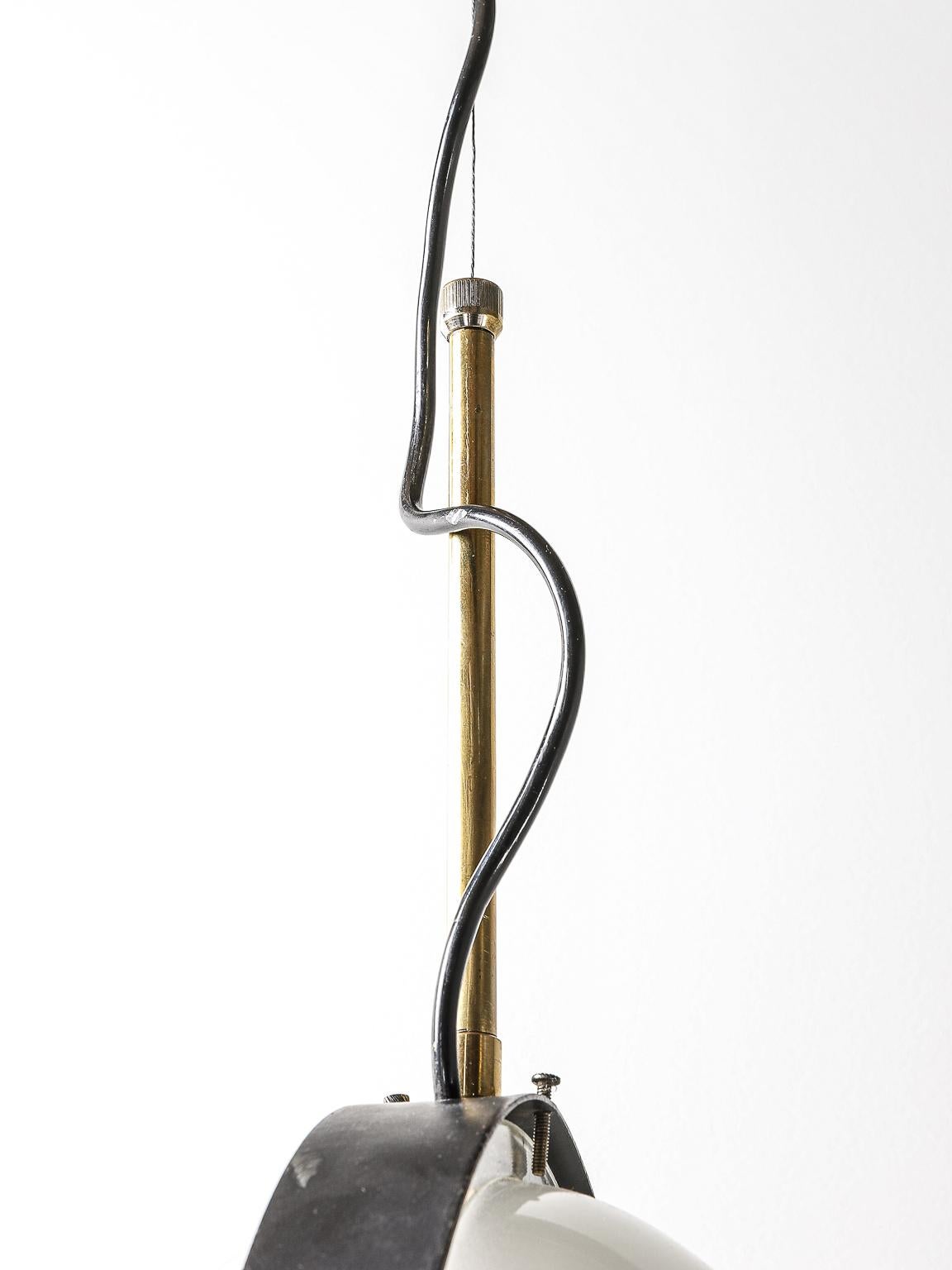 Stilnovo 1950s Italian Suspension Pendant Lacquered Metal Curved Glass and Brass (Mitte des 20. Jahrhunderts)