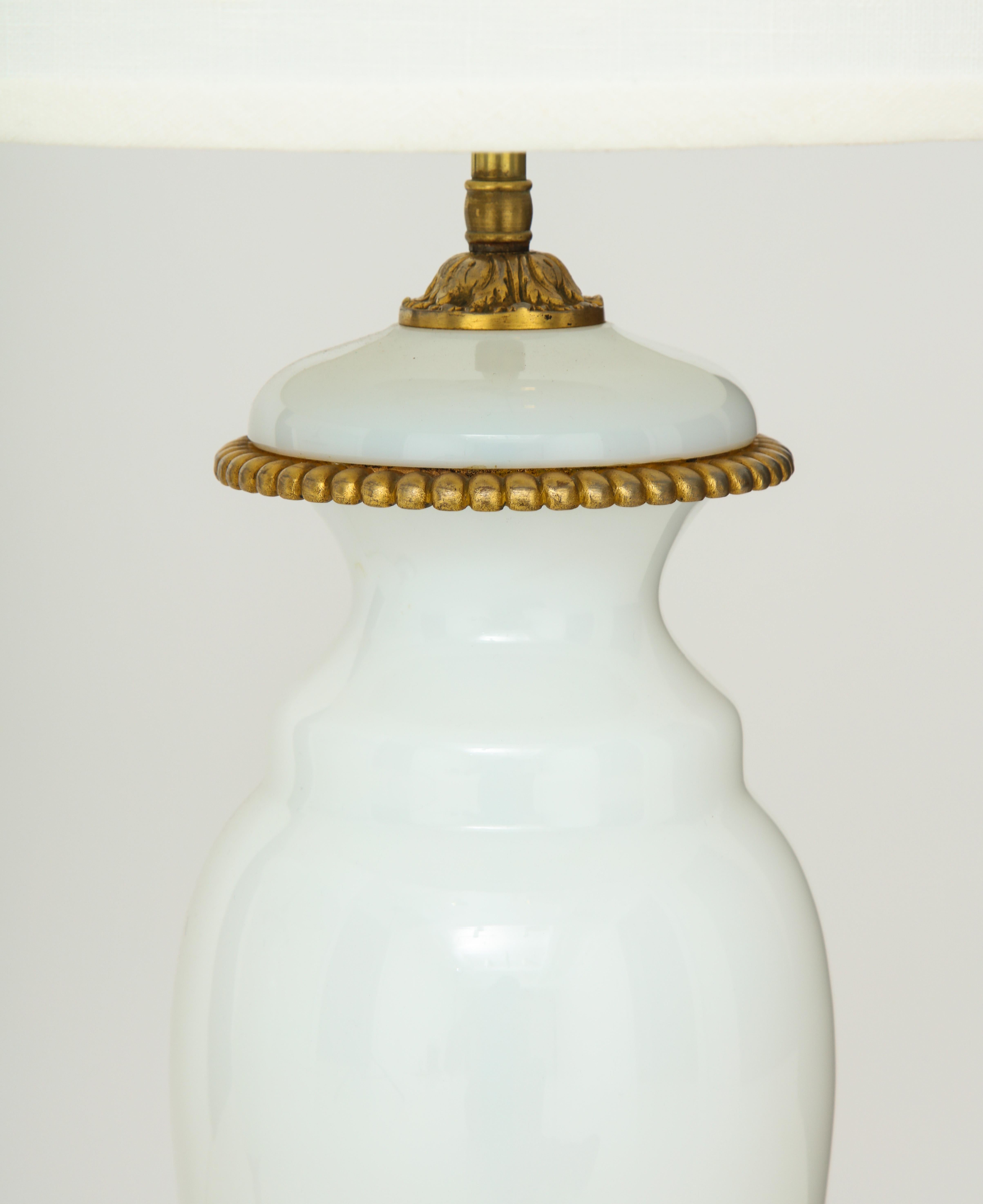 Italienische Tischlampen aus Milchglas und Messing im Hollywood-Regency-Stil der 1950er Jahre (20. Jahrhundert)