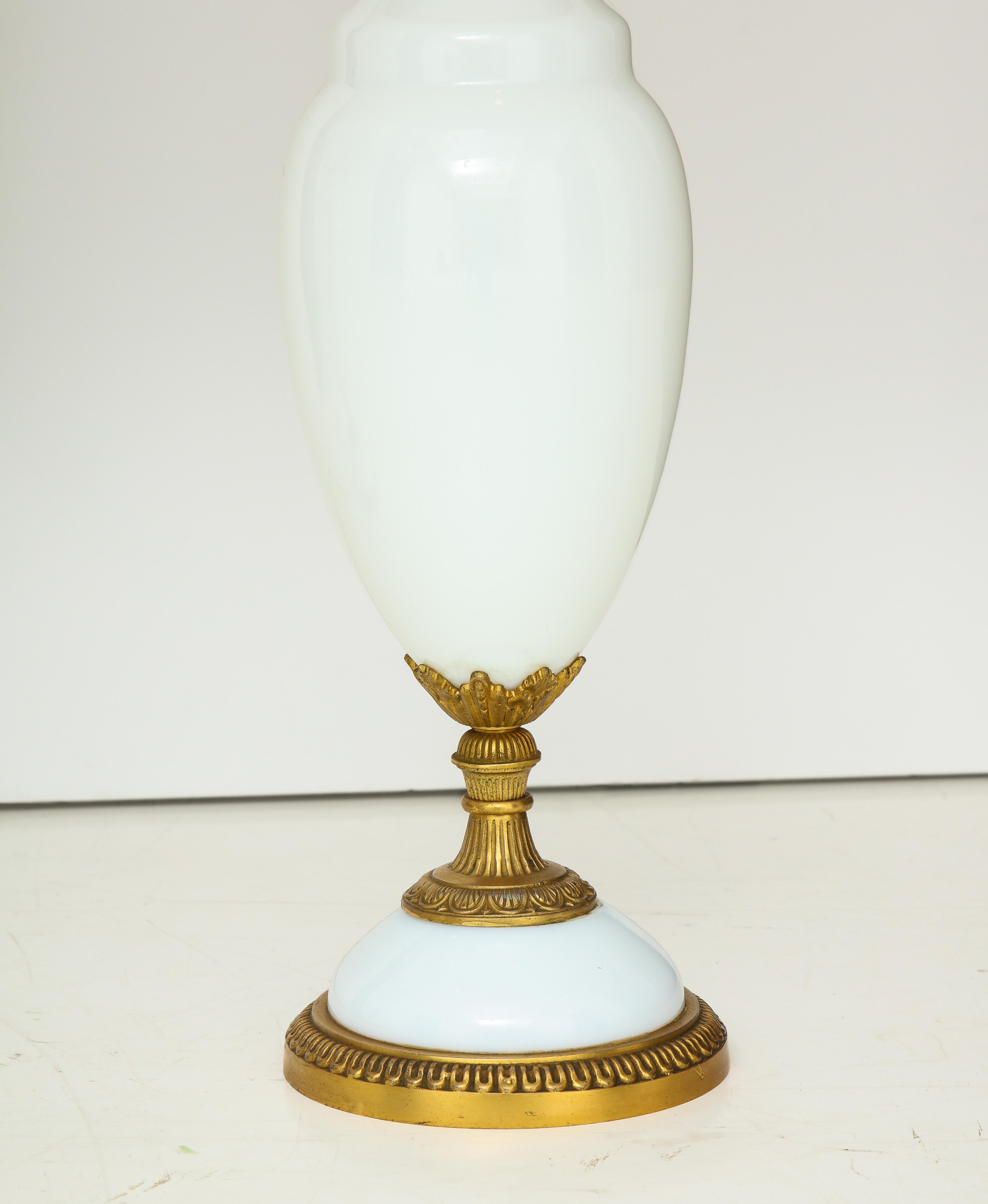 1950s Hollywood Regency Style Milk Glass And Brass Italian Table Lamps In Good Condition In New York, NY