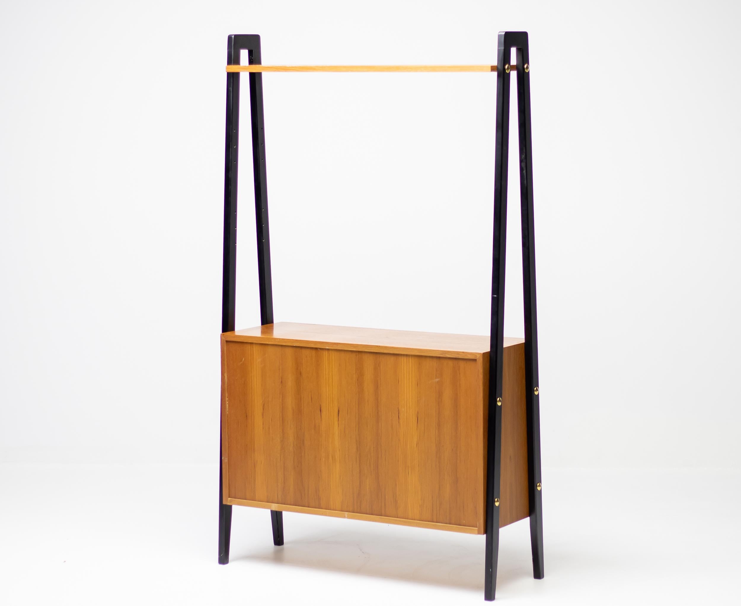 Divisorio italiano anni '50 in teak e laccato nero con ante a forma di diamante in vendita 6