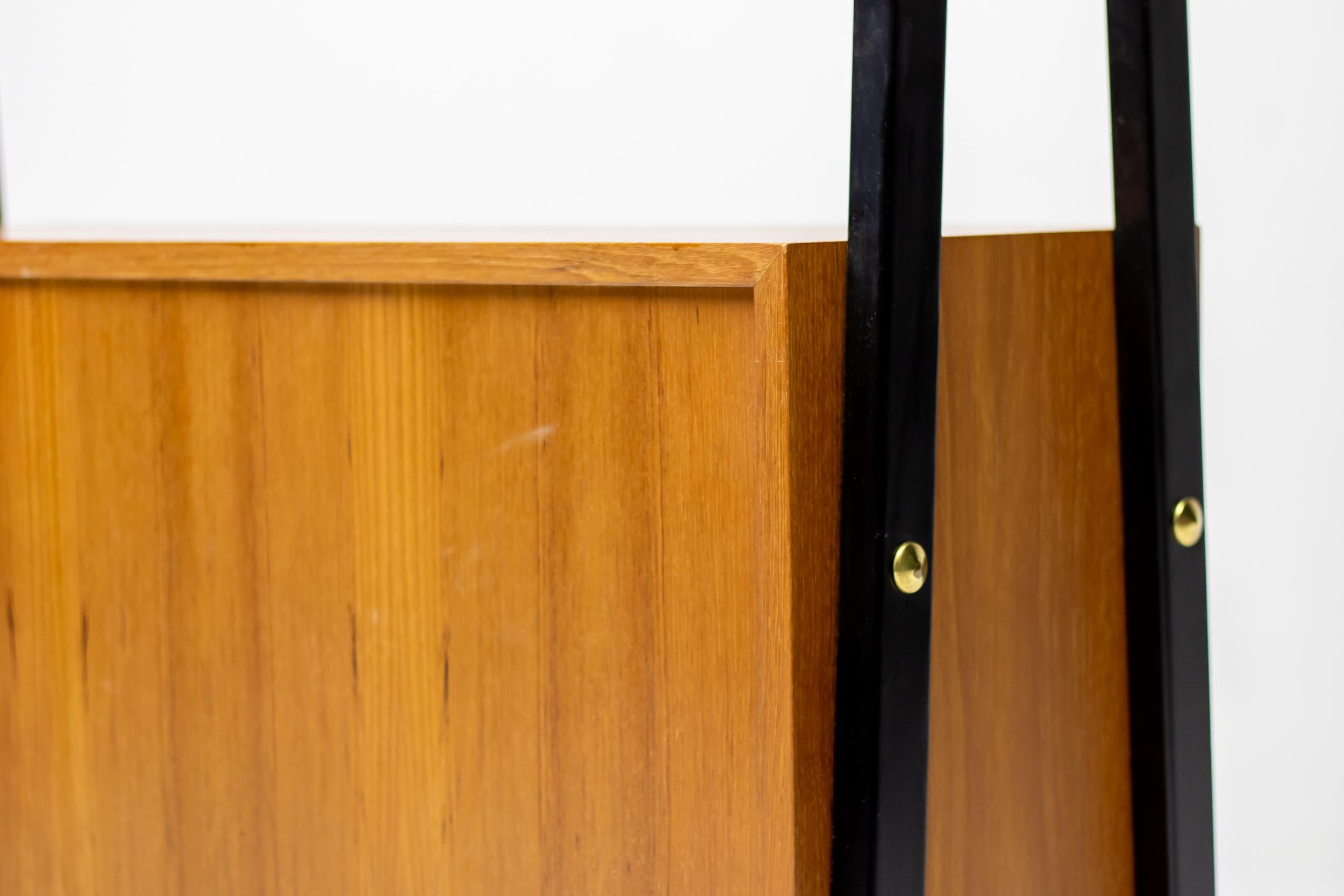 Divisorio italiano anni '50 in teak e laccato nero con ante a forma di diamante in vendita 7