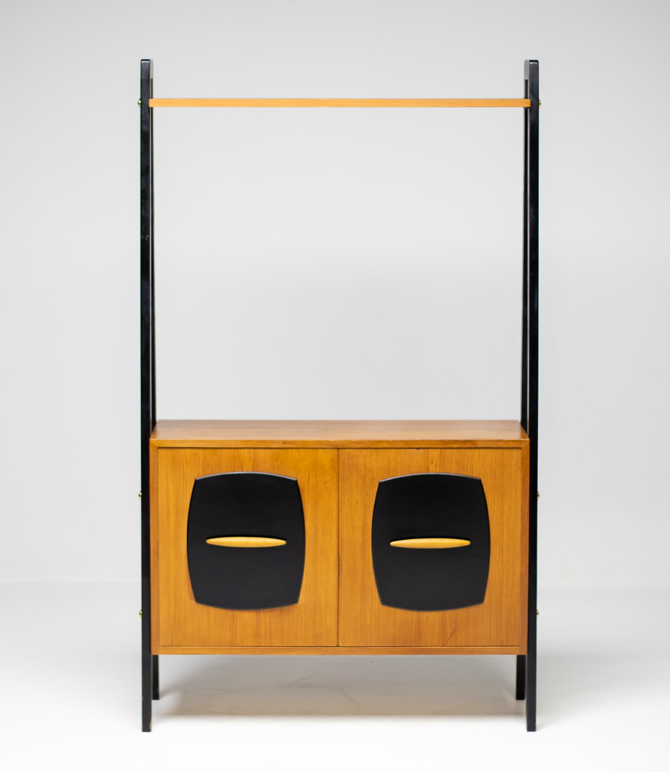 Elegante e raro divisorio italiano del 1950 e libreria indipendente in teak e teak tinto nero, che mette in mostra la raffinata abilità artigianale e la sensibilità del design dei mobili italiani del dopoguerra.

Questa libreria vintage italiana è