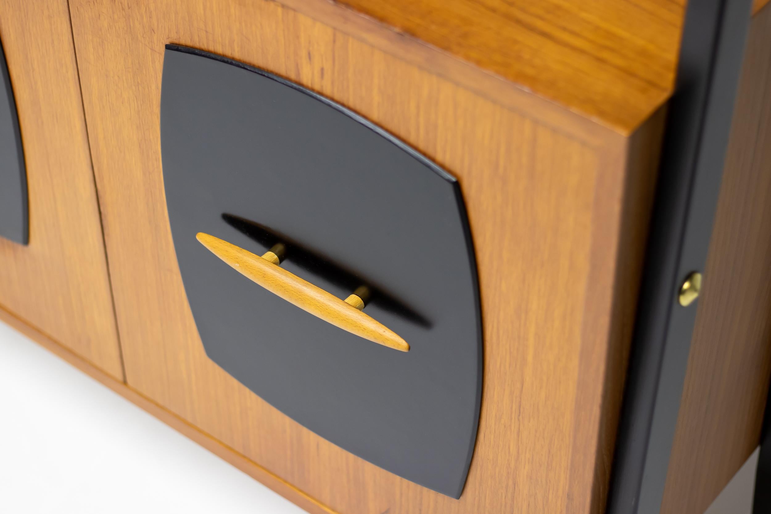 Italiano Divisorio italiano anni '50 in teak e laccato nero con ante a forma di diamante in vendita