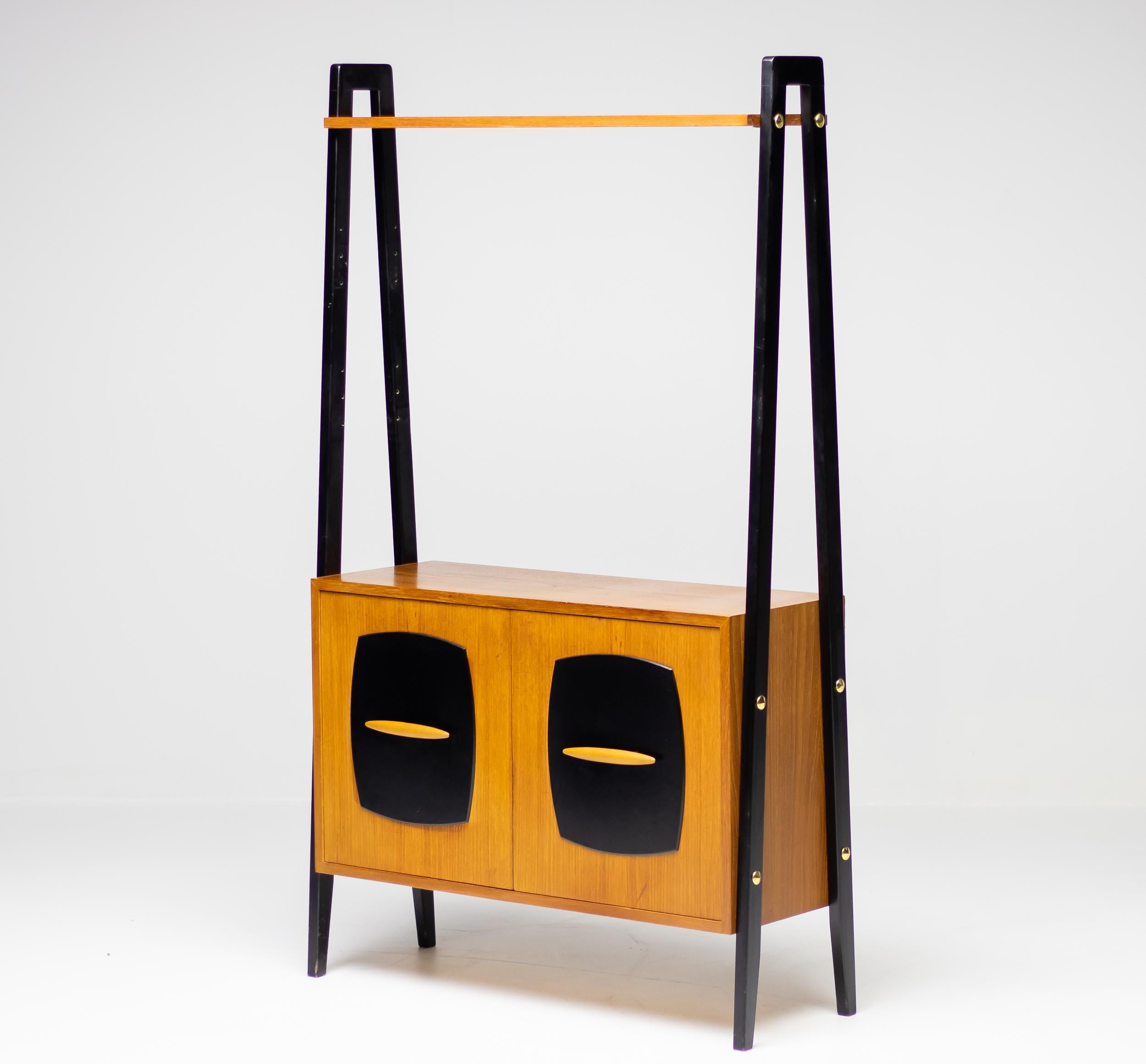 Laccato Divisorio italiano anni '50 in teak e laccato nero con ante a forma di diamante in vendita