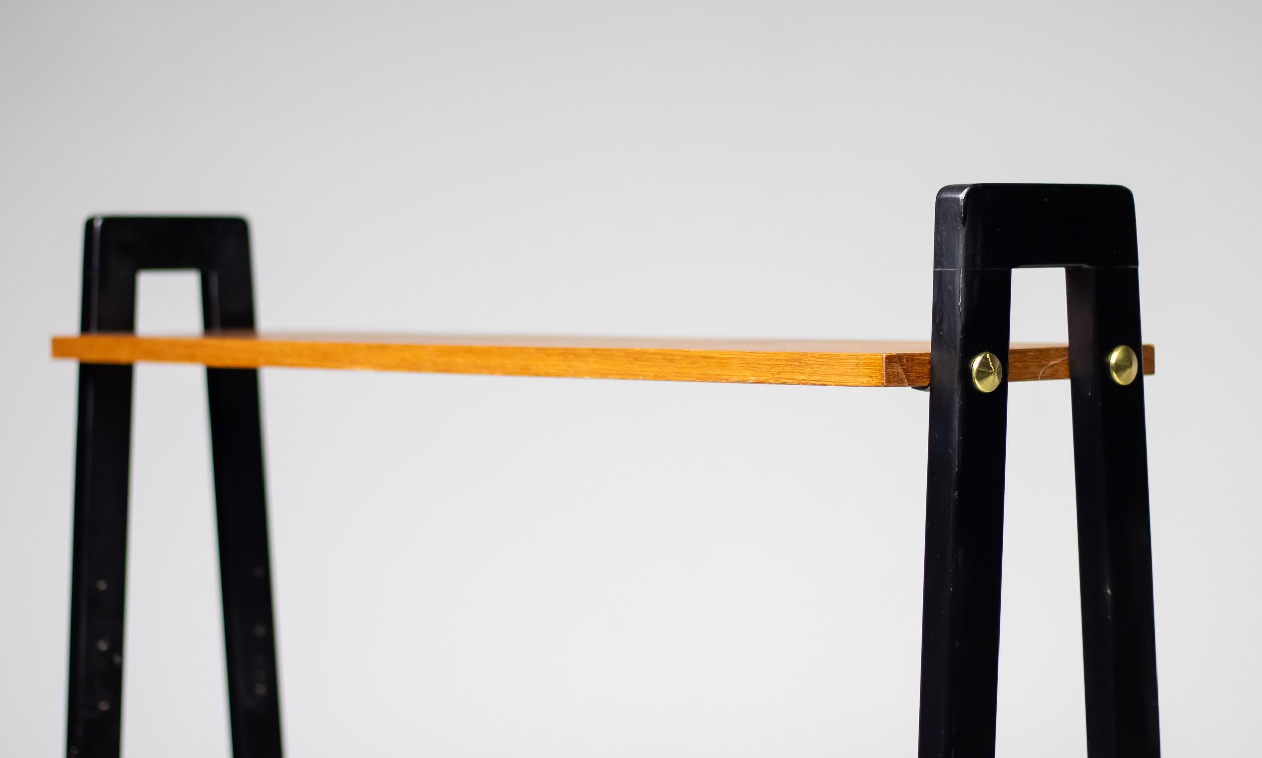 Divisorio italiano anni '50 in teak e laccato nero con ante a forma di diamante In condizioni buone in vendita a Dronten, NL