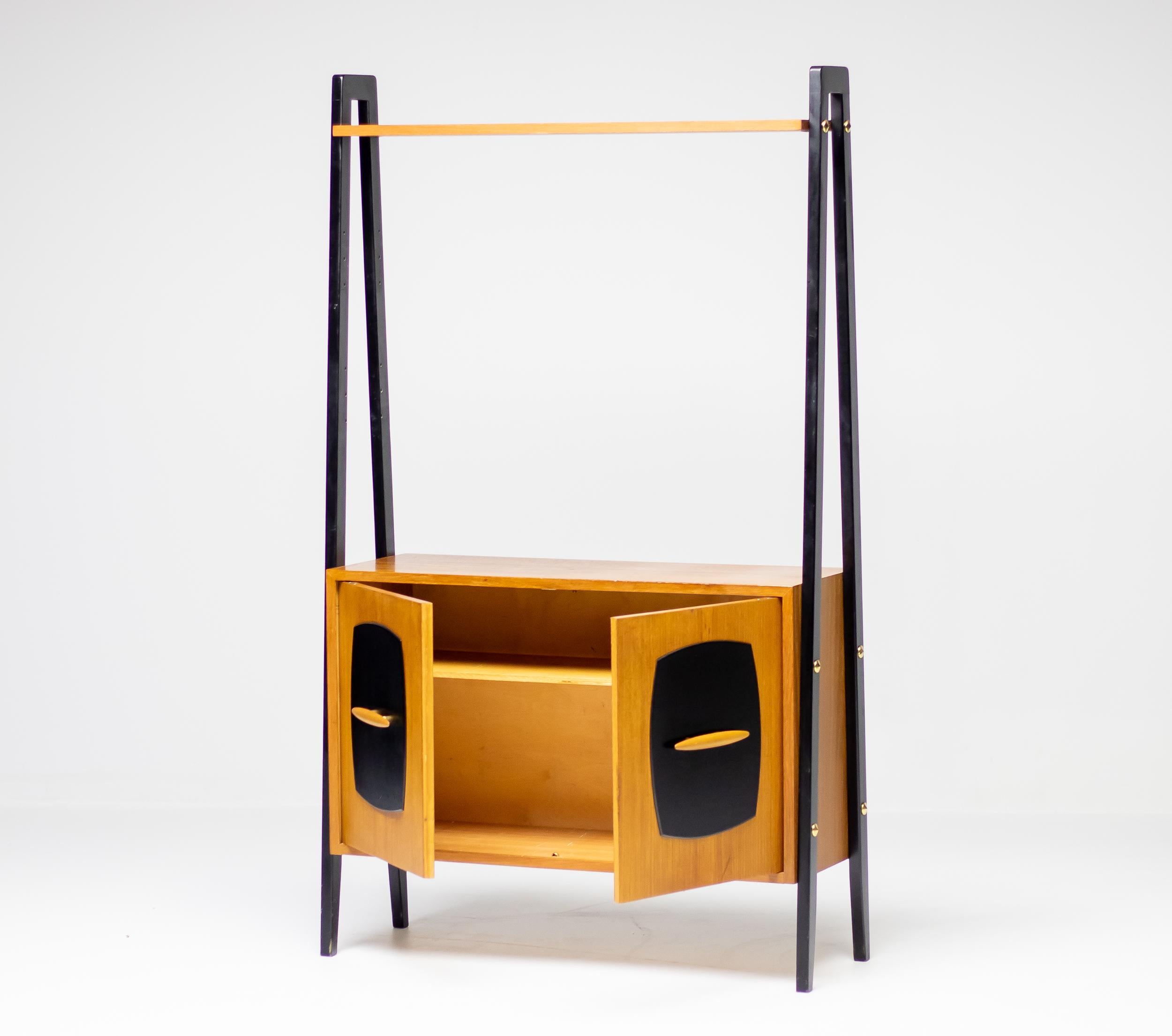 Metà XX secolo Divisorio italiano anni '50 in teak e laccato nero con ante a forma di diamante in vendita