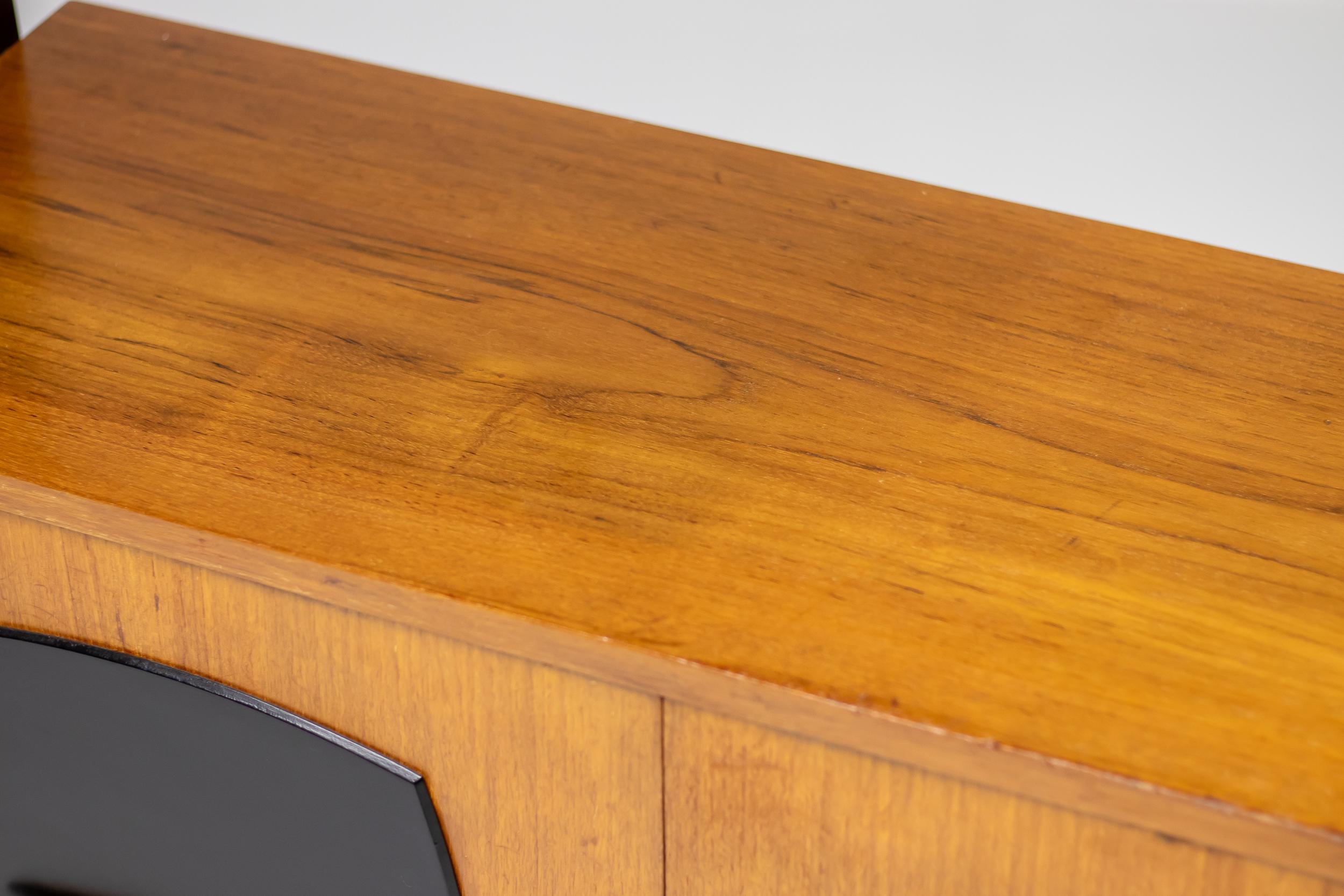 Divisorio italiano anni '50 in teak e laccato nero con ante a forma di diamante in vendita 1