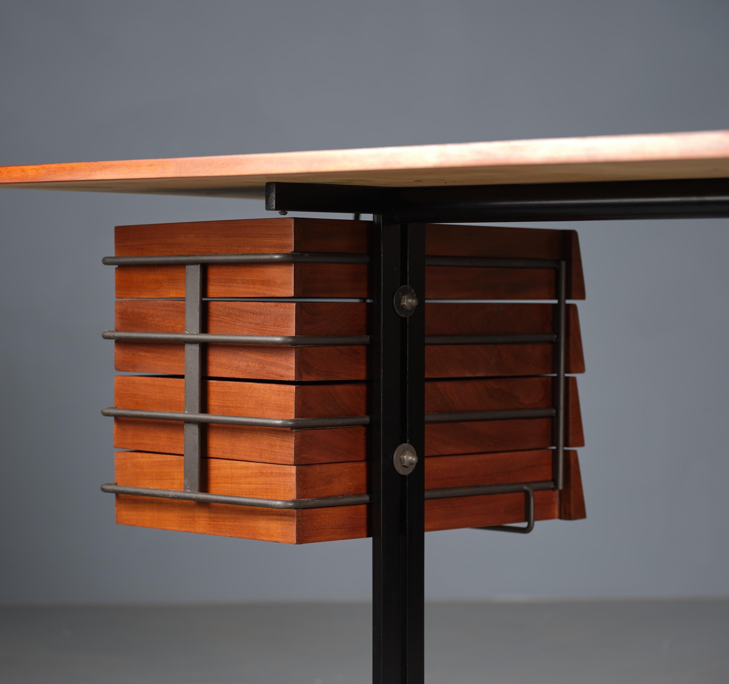 Ce bureau vintage restauré, originaire d'Italie dans les années 1950, est un exemple frappant de l'éthique du design du milieu du siècle. Fabriqué à partir d'un riche bois de teck et doté d'un cadre élégant en fer noir laqué avec des accents en