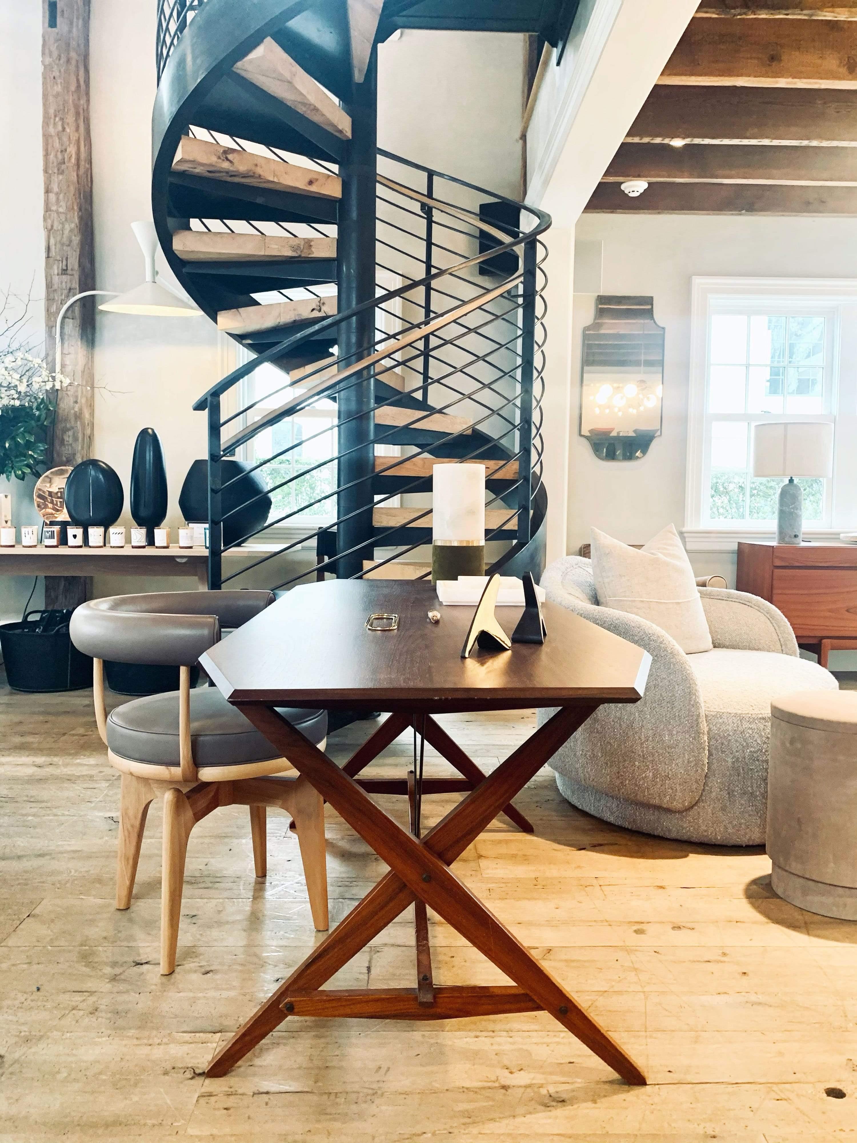 This classic, vintage piece of furniture art was crafted in the 1950s by renowned Italian designers Franco Albini and Franca Helg. Expertly made of elegant teak and assembled by means of screws and two dark brass pulleys which ensure the stability