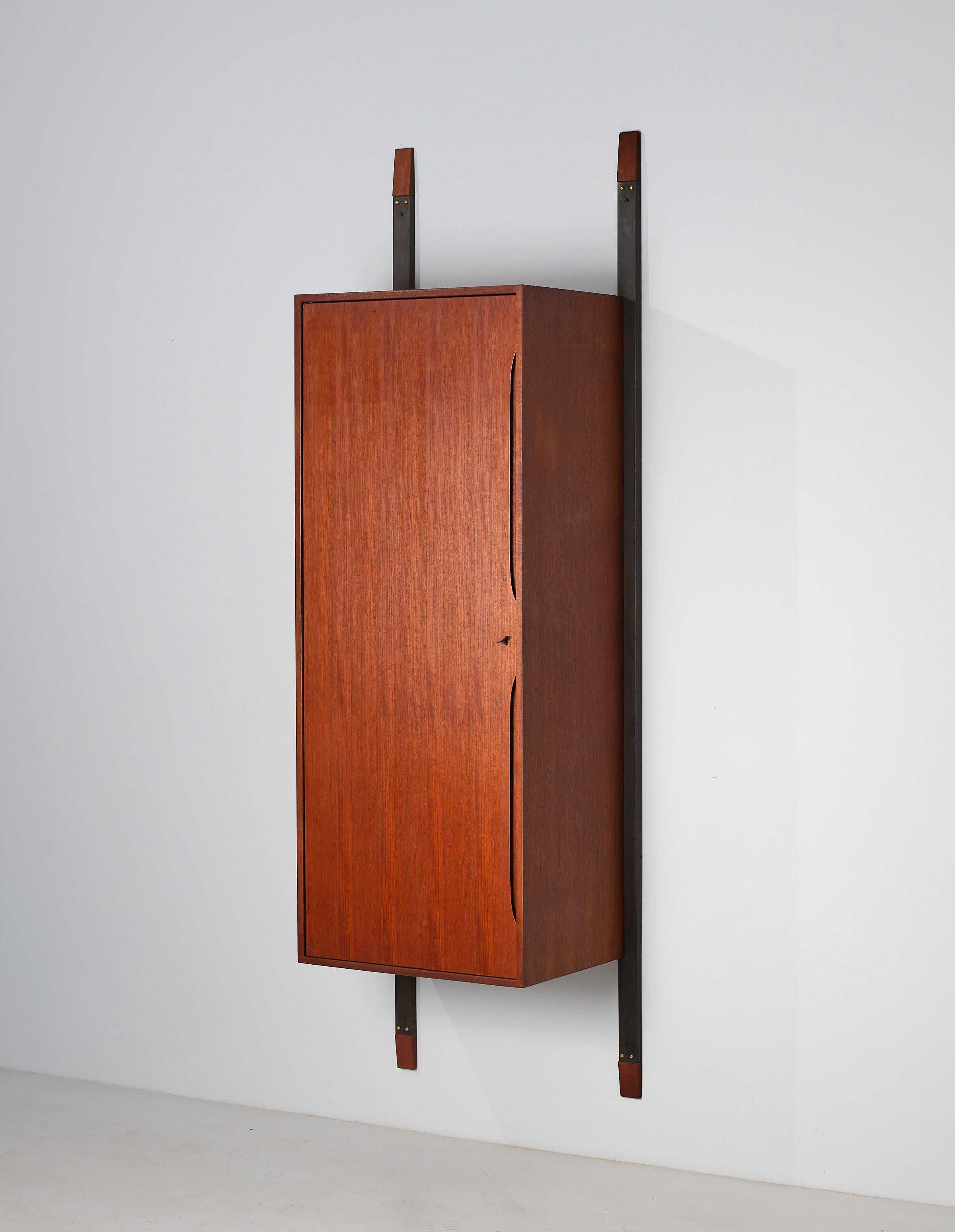 1950s Italian Teak Wall Unit Wardrobe - Minimalist Design In Good Condition In Rome, IT