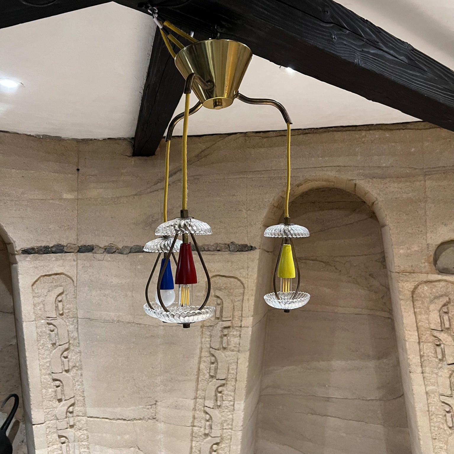 Vintage Modern 1950s Italienische Trio Hängeleuchte Kronleuchter Lampe
Gelb, Blau und Rot
Messing und Kunstglas
Unmarkiert, dem Stil von Stilnovo zugeschrieben.
Maße: 22 hoch x 16 Durchmesser
Gebrauchter, unrestaurierter Originalzustand.
Siehe