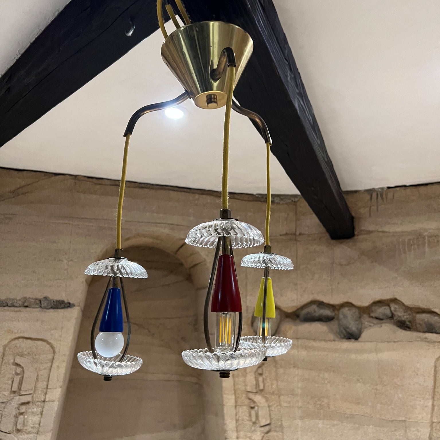 Italienischer farbenfroher Kronleuchter mit drei Hängelampen aus Messing und Kunstglas, 1950er Jahre (Moderne der Mitte des Jahrhunderts) im Angebot