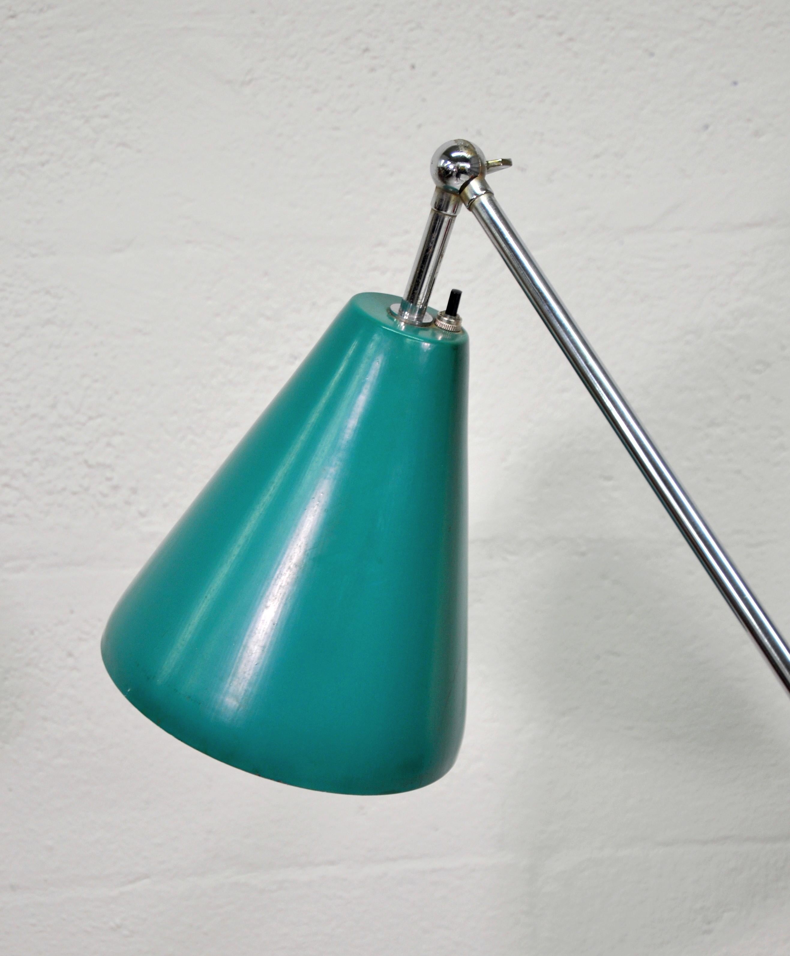 20ième siècle Lampadaire Triennale italien des années 1950 par Arredoluce en chrome, blanc, rouge et sarcelle en vente