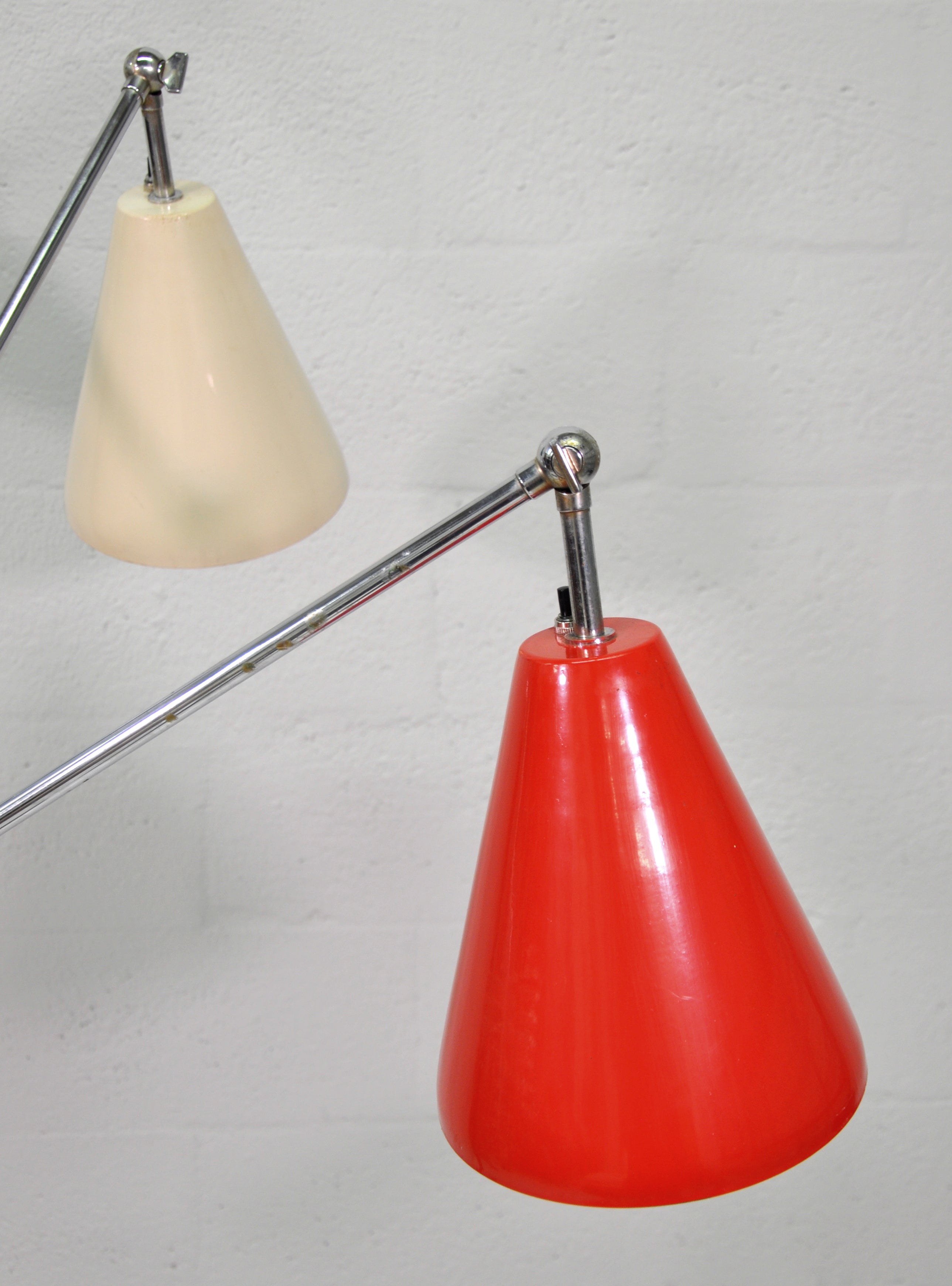 Lampadaire Triennale italien des années 1950 par Arredoluce en chrome, blanc, rouge et sarcelle en vente 1