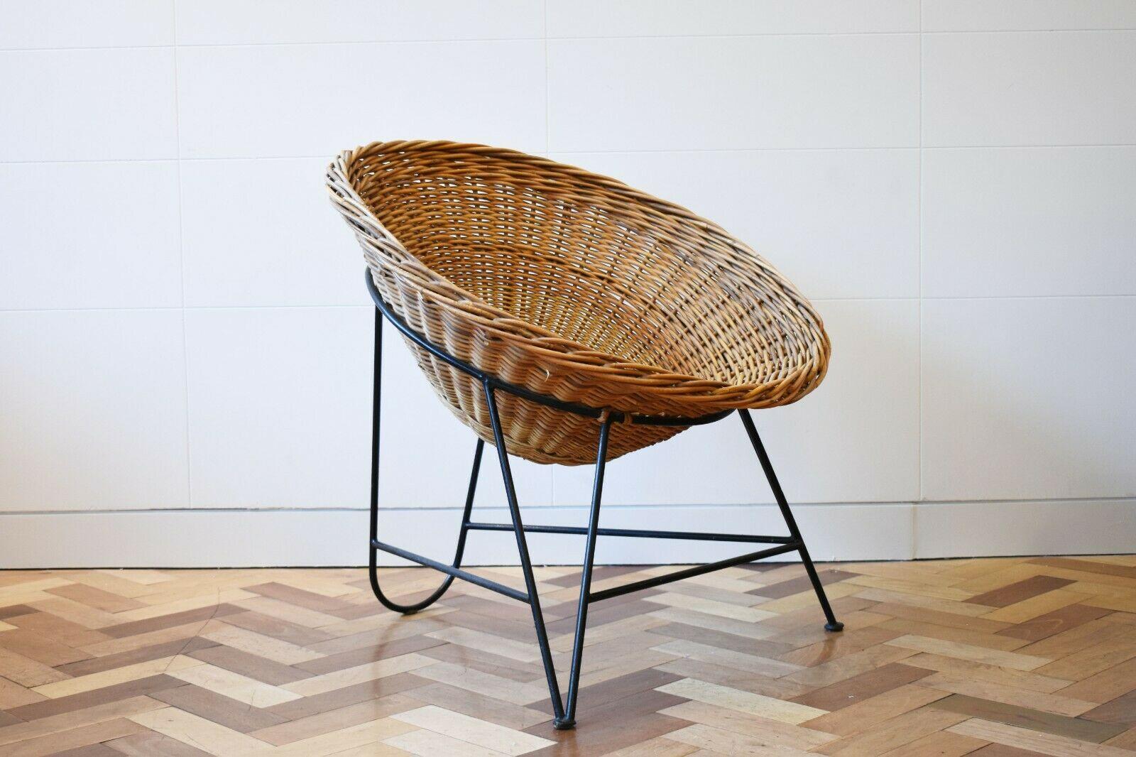 A 1950's Italian tub chair in Rattan Set on a steel frame.

A rare and stylish piece which is in great vintage condition.
 