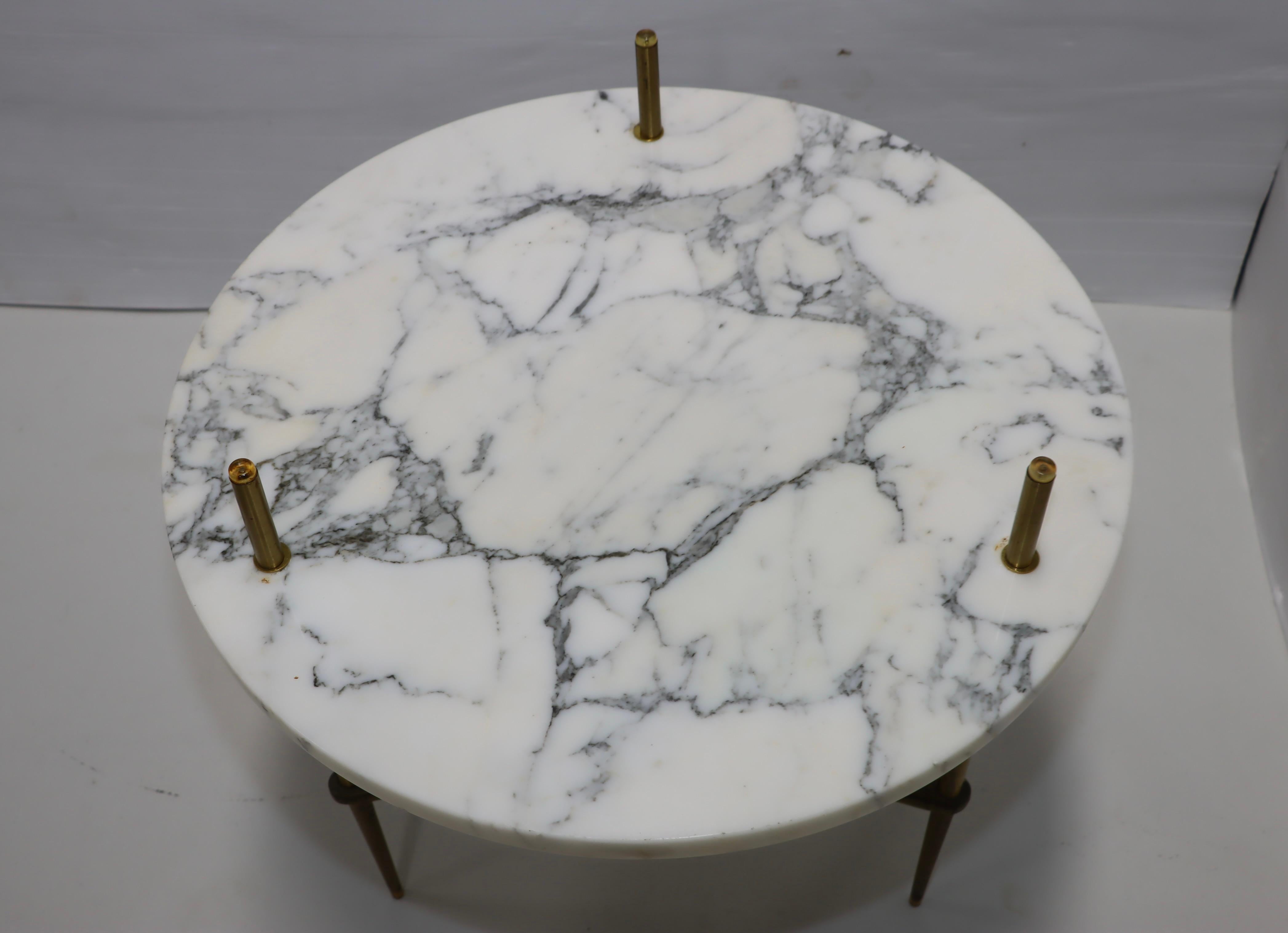 Italienische Beistelltische aus Carrara-Marmor und Messing aus den 1950er Jahren 10
