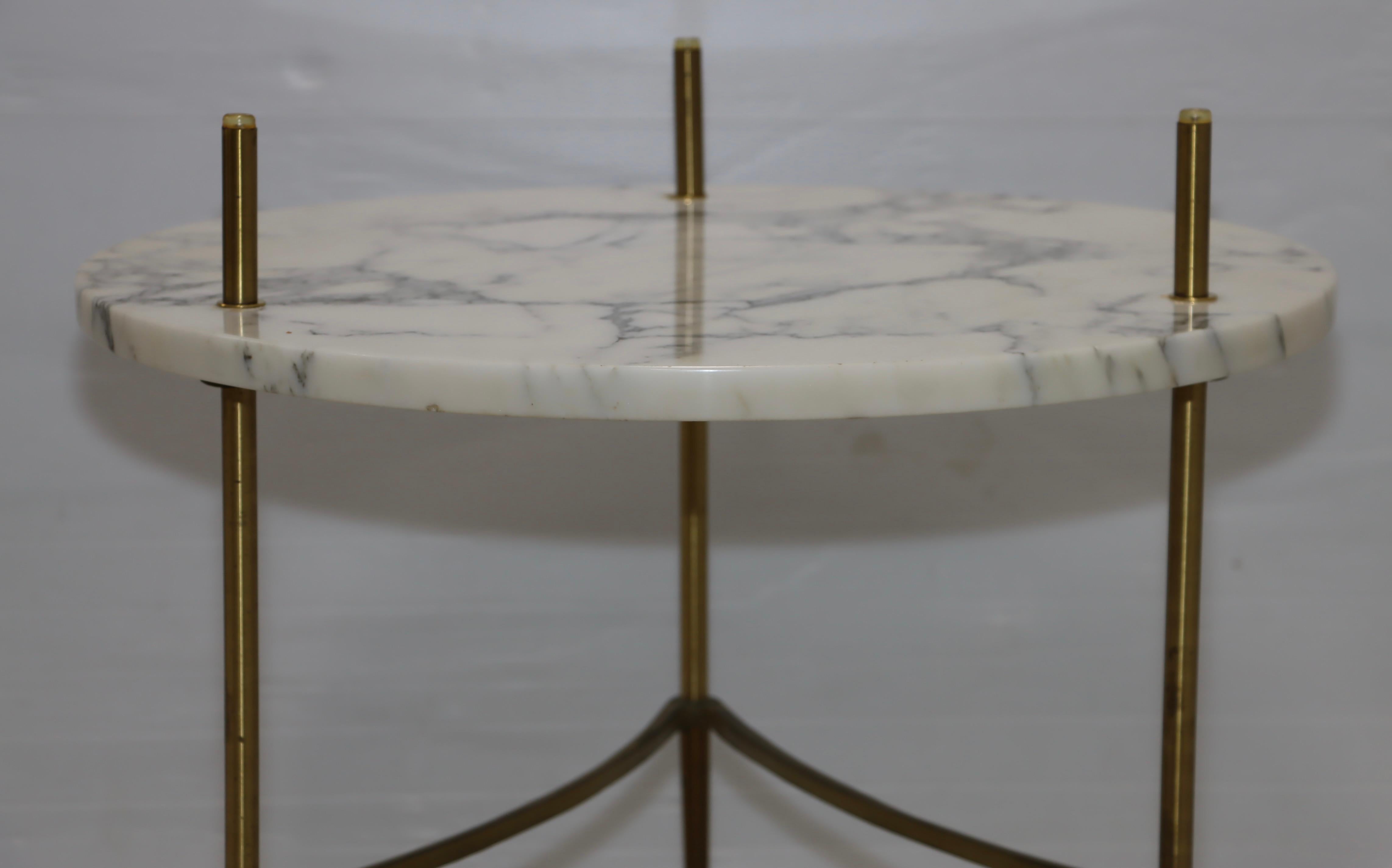 Italienische Beistelltische aus Carrara-Marmor und Messing aus den 1950er Jahren 12