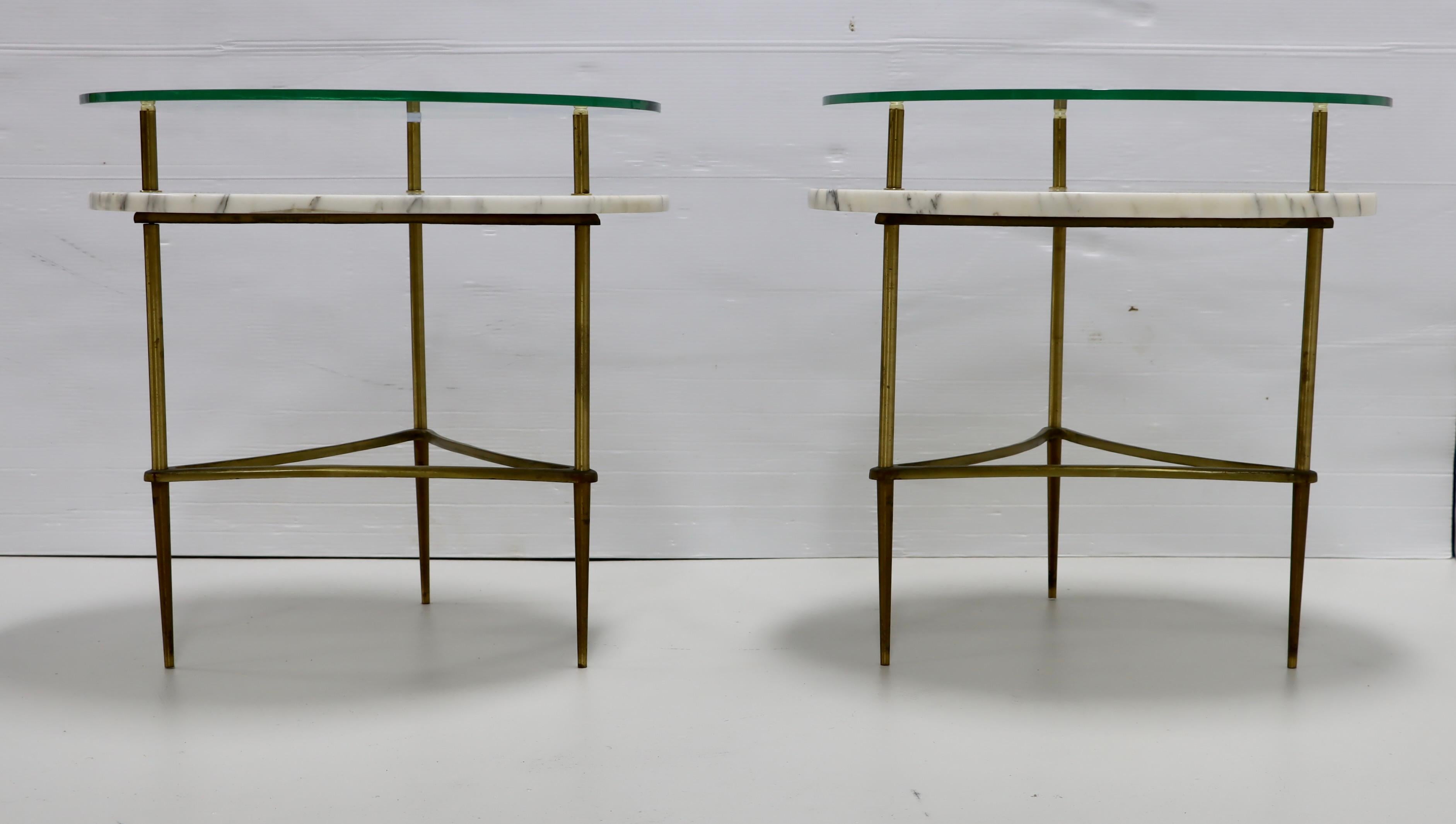 Schönes Paar der 1950er Jahre Mitte des Jahrhunderts modernen zweistöckigen Messing und italienischen Carrara-Marmor mit schwimmenden Glasplatte italienische Beistelltische, in Vintage Originalzustand mit einigen Verschleiß und Patina auf dem
