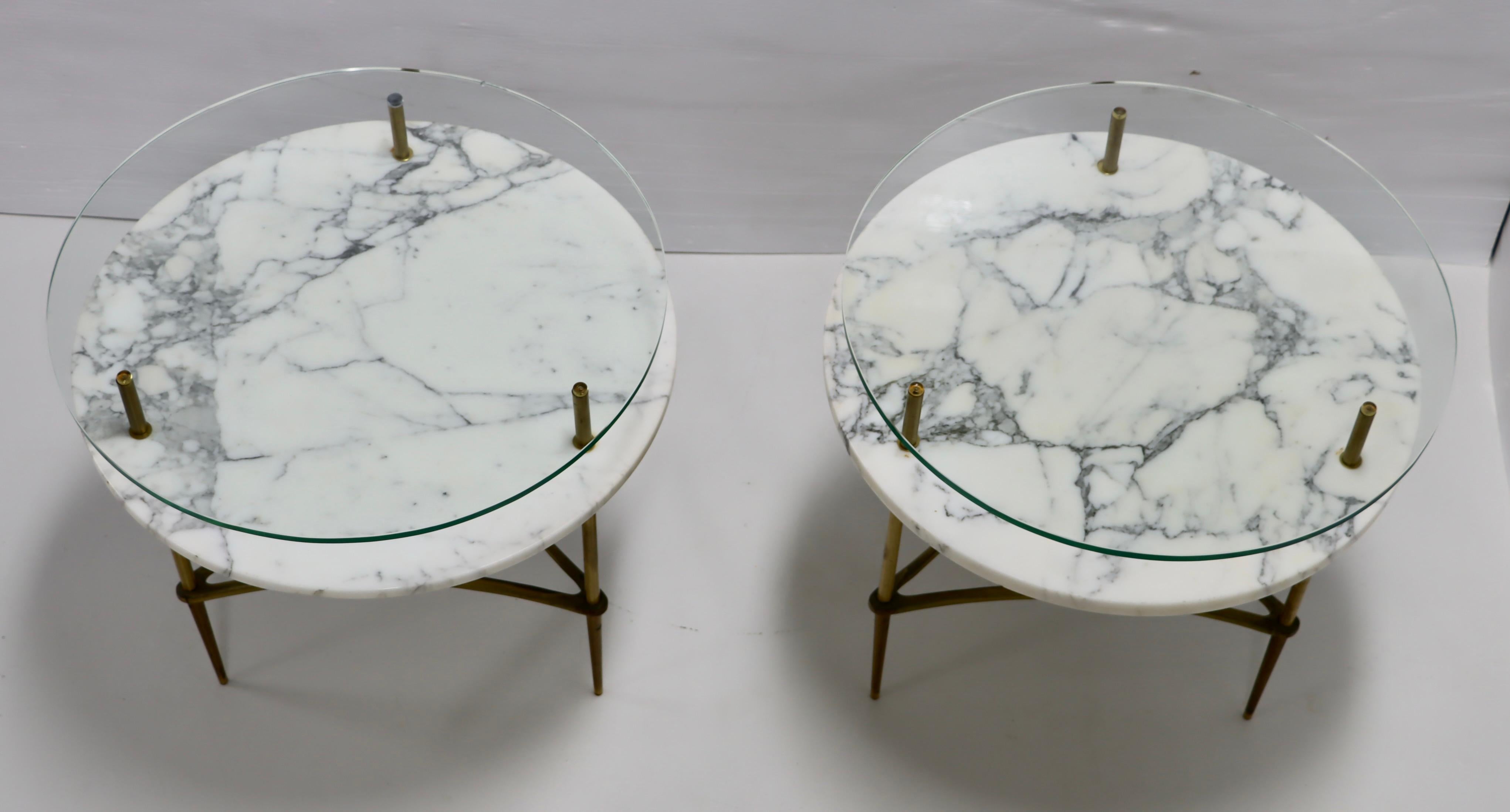 Italienische Beistelltische aus Carrara-Marmor und Messing aus den 1950er Jahren (Moderne der Mitte des Jahrhunderts)