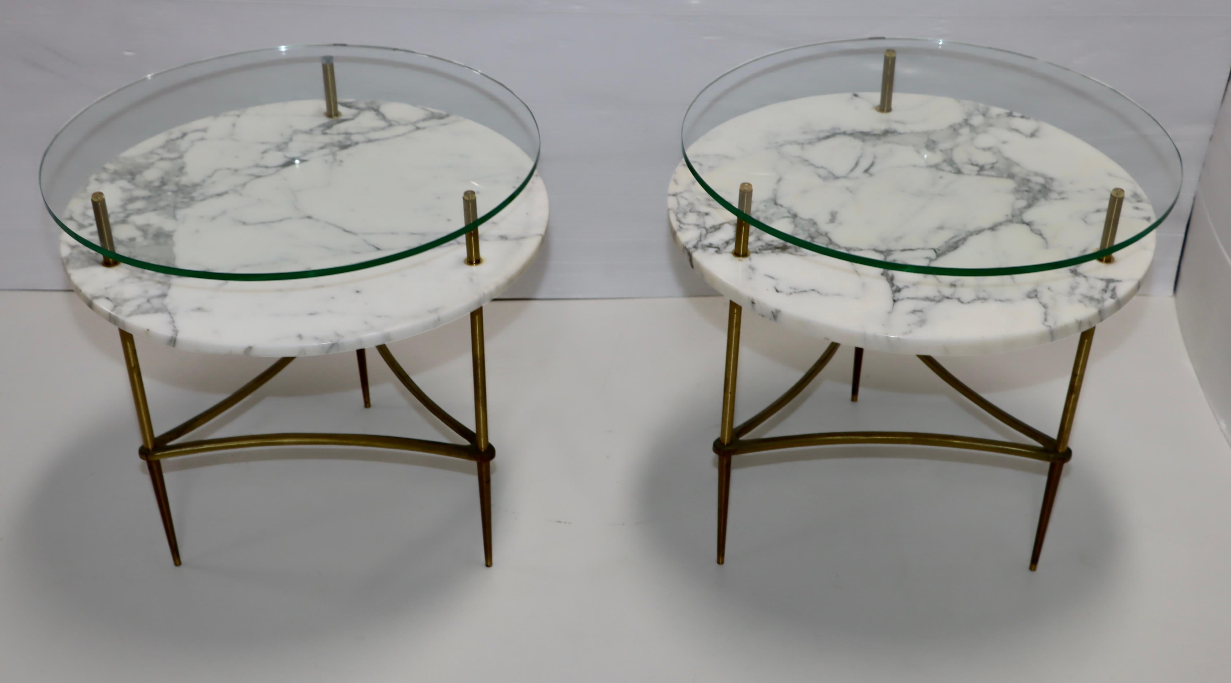 Italienische Beistelltische aus Carrara-Marmor und Messing aus den 1950er Jahren im Zustand „Gut“ in New York, NY