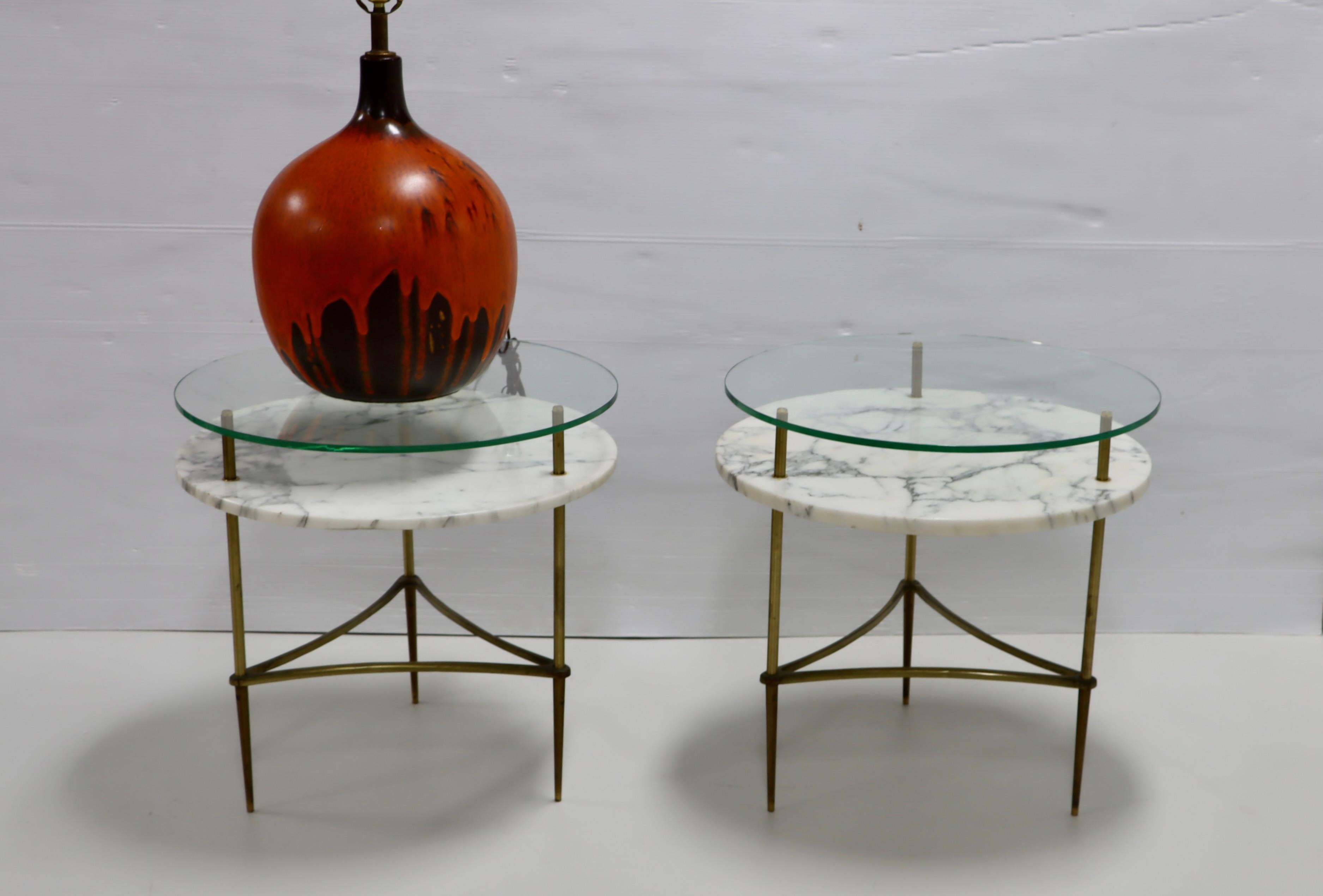 Italienische Beistelltische aus Carrara-Marmor und Messing aus den 1950er Jahren 2