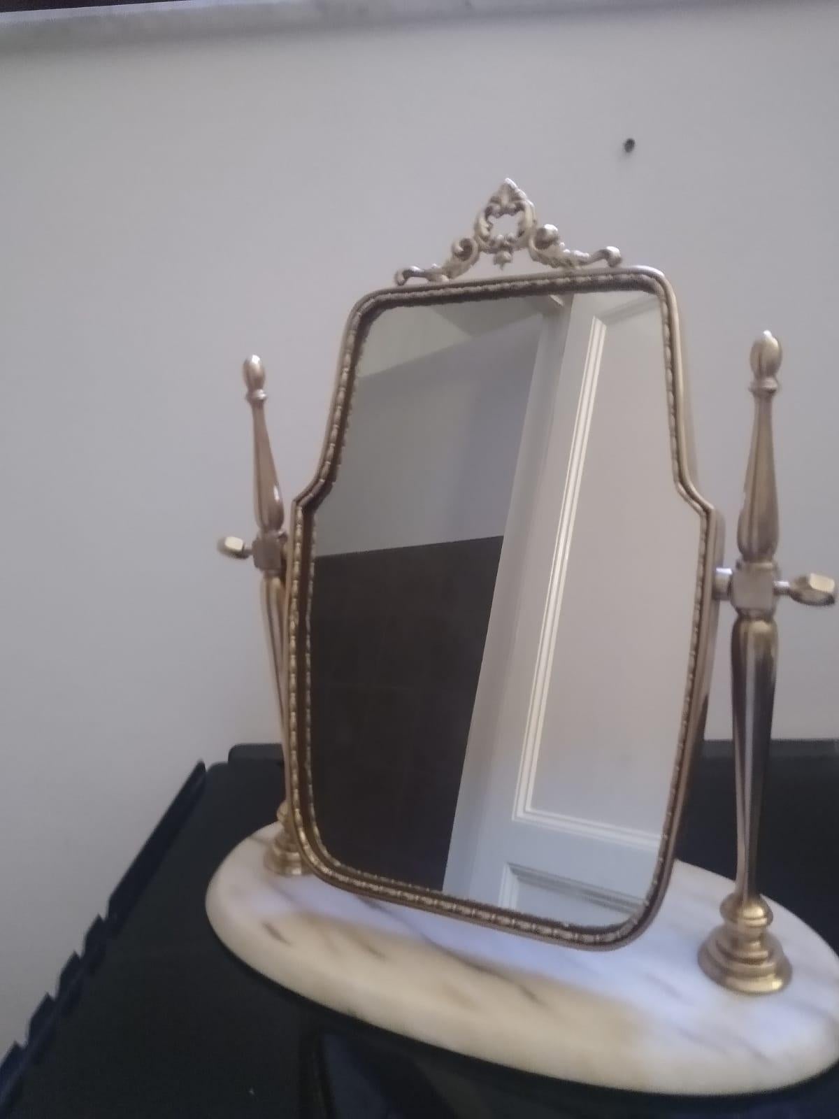Milieu du XXe siècle Meuble-lavabo italien des années 1950 en laiton avec base en marbre en vente