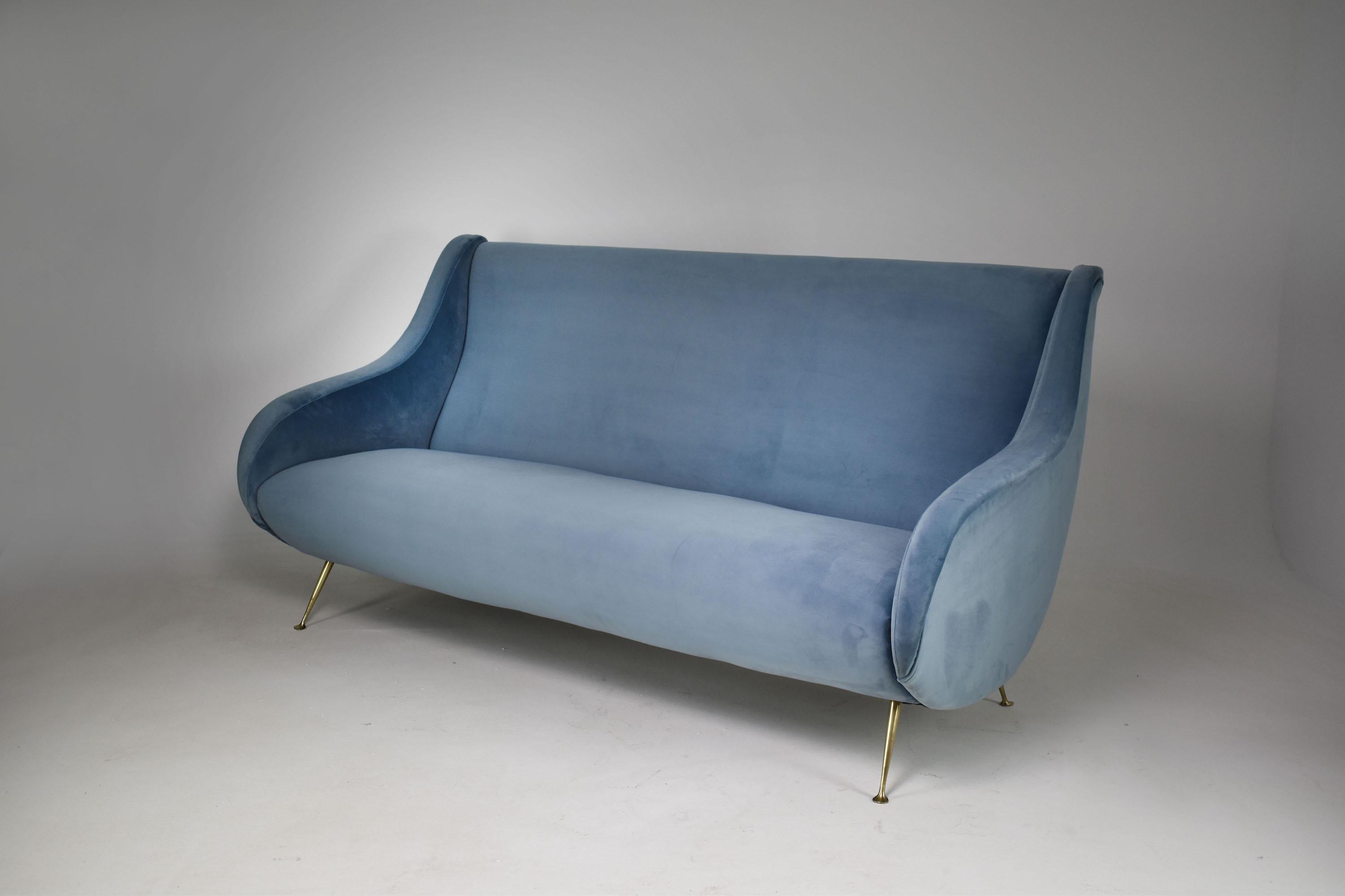 Ein atemberaubendes italienisches Dreisitzer-Sofa aus dem 20. Jahrhundert mit schönen Kurven, vollständig und fachmännisch restauriert mit neuem hellblauem Samtbezug und Schaumstoffpolsterung. 
Italien 1950er Jahre 

-------

Wir sind ein