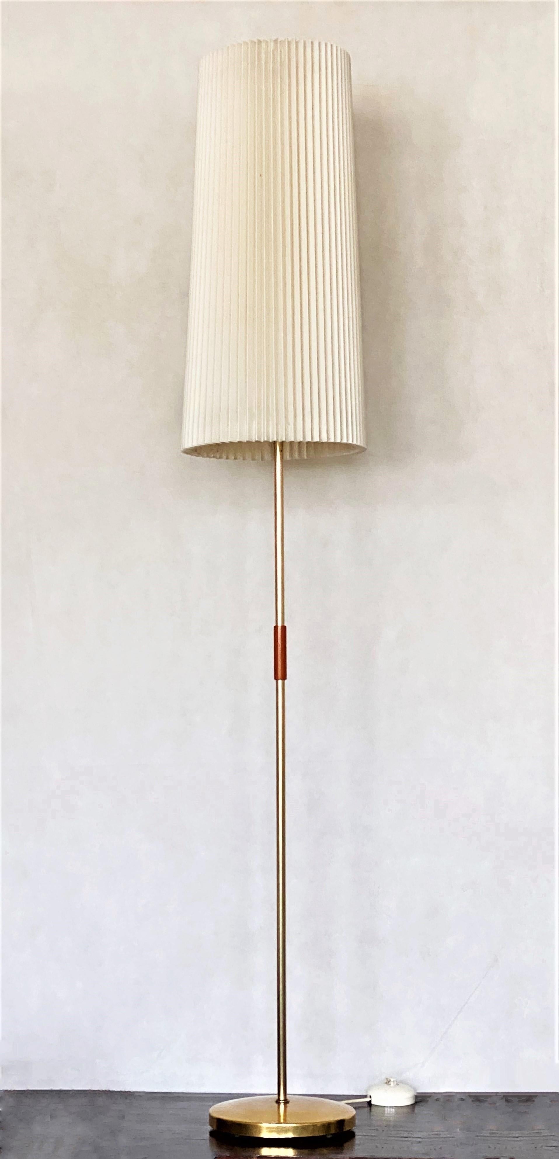 A very elegant vintage brass floor lamp, Italy, 1955-1959. Special model with a tall plastic pleated lampshade providing a warm, pleasant light. The lamp-shade is original and is in very good condition. It takes one E27 large sized light bulb. 
The