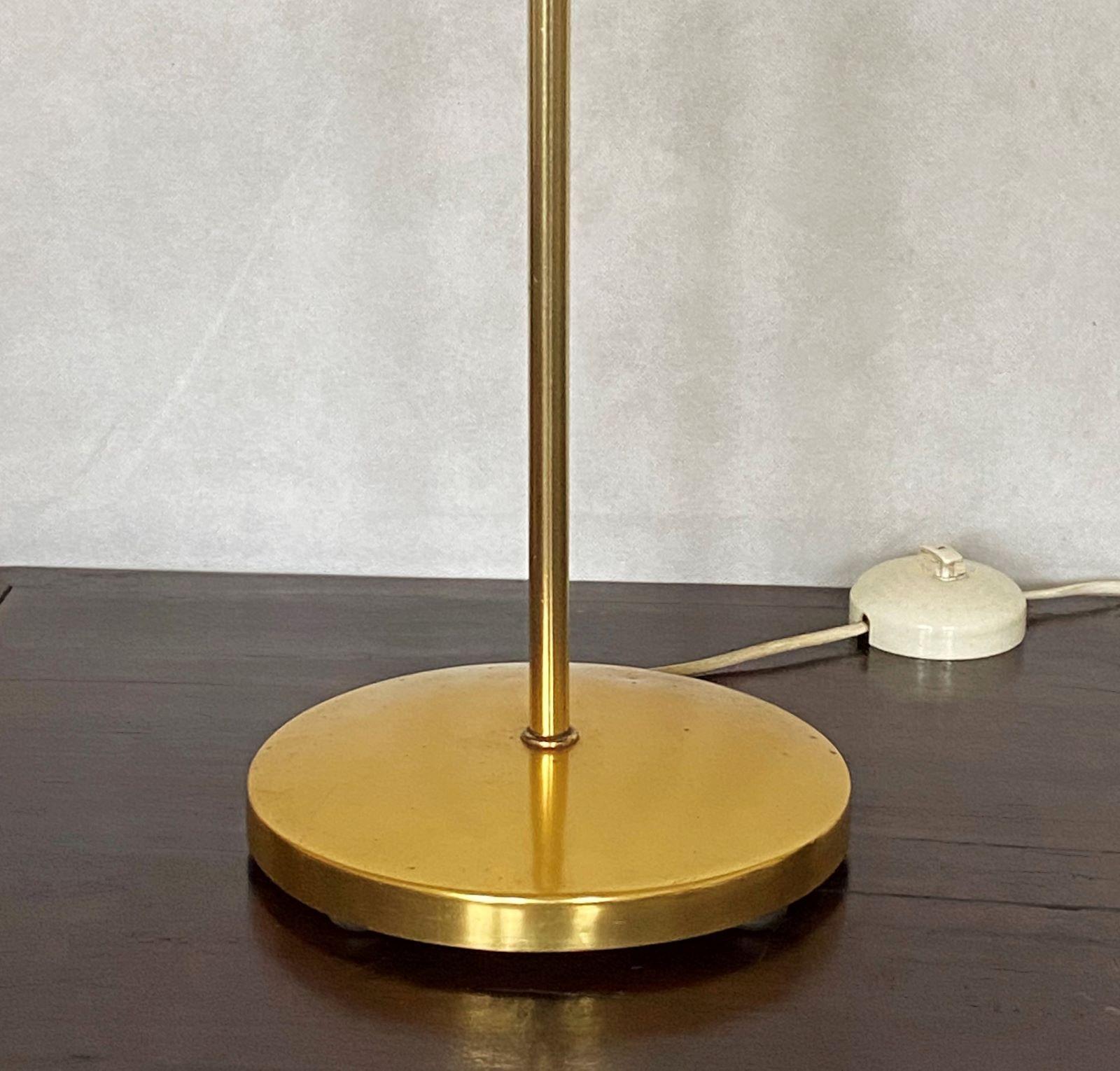 Scandinave moderne Lampadaire en laiton de conception suédoise avec abat-jour plié d'origine, Suède, années 1960 en vente