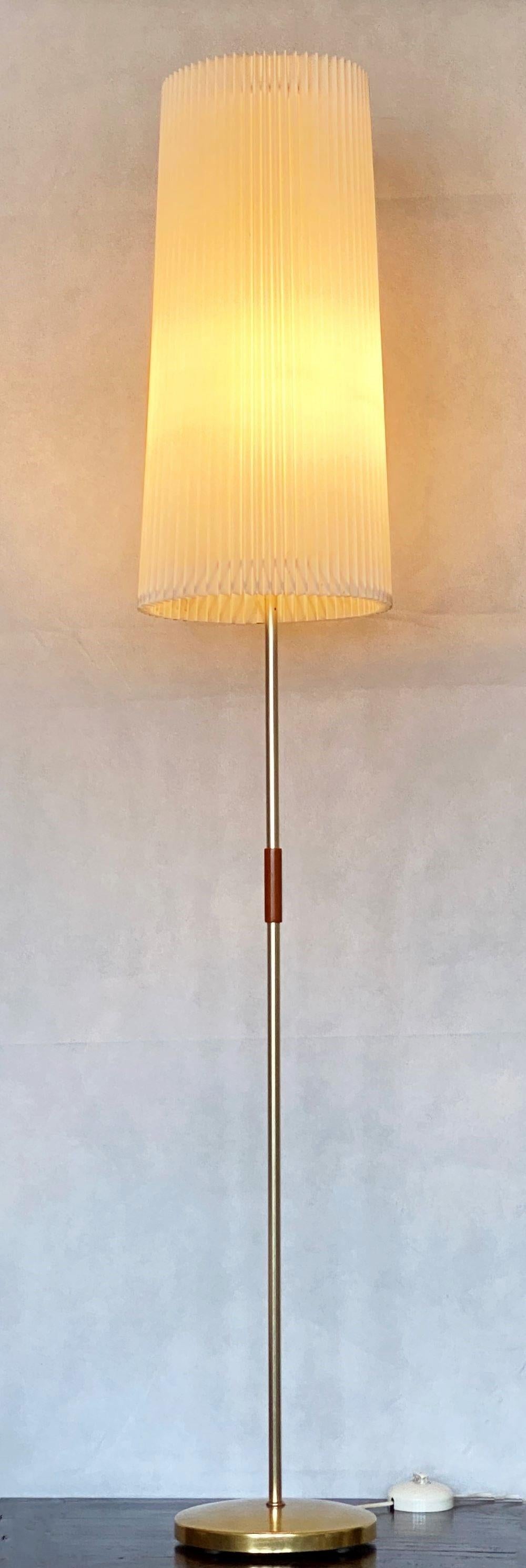 Suédois Lampadaire en laiton de conception suédoise avec abat-jour plié d'origine, Suède, années 1960 en vente