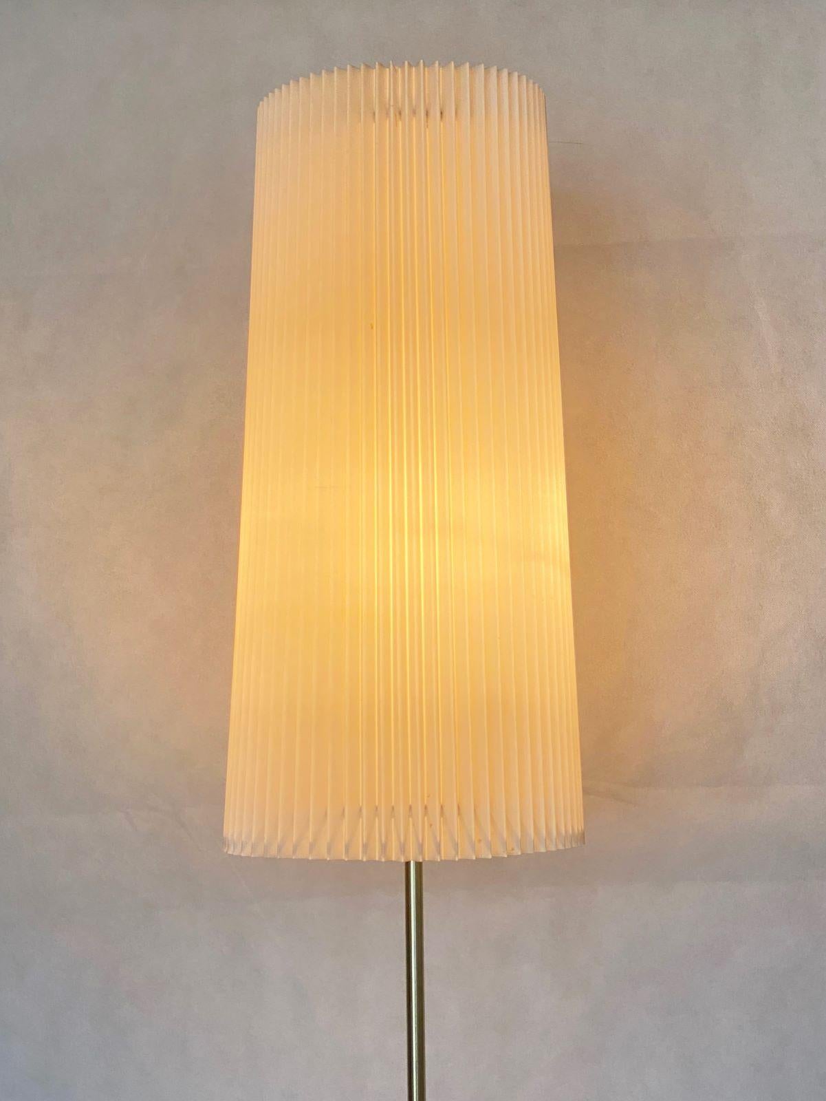 Lampadaire en laiton de conception suédoise avec abat-jour plié d'origine, Suède, années 1960 Bon état - En vente à Frankfurt am Main, DE