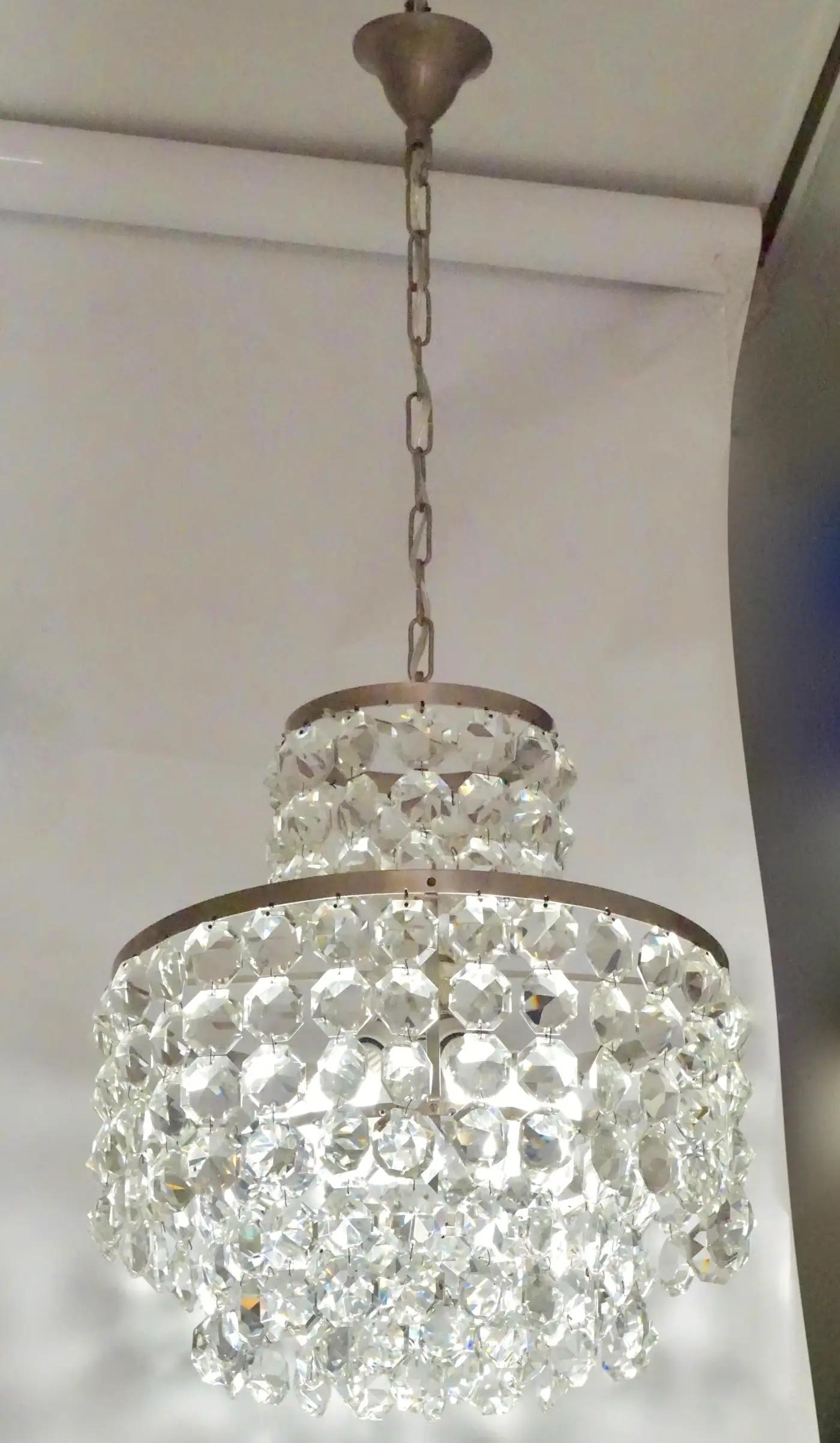Lustre ancien à quatre niveaux de rideaux en cascade en verre de Murano, entièrement fabriqué à la main en Italie. Chaque goutte de cristal taillé est facettée pour accentuer les reflets de la lumière. La structure en acier fabriquée à la main, dans