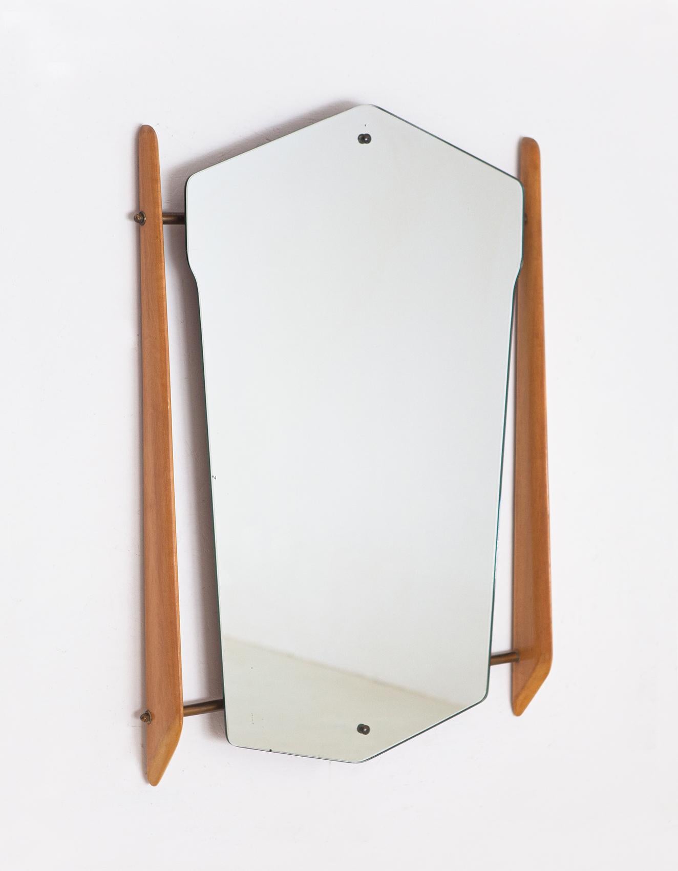 Italian wall mirror

Made of beechwood, mirrored glass and brass, the wooden parts has been refinished with shellac.

Measures: height 81cm, depth 8cm, width 61cm.