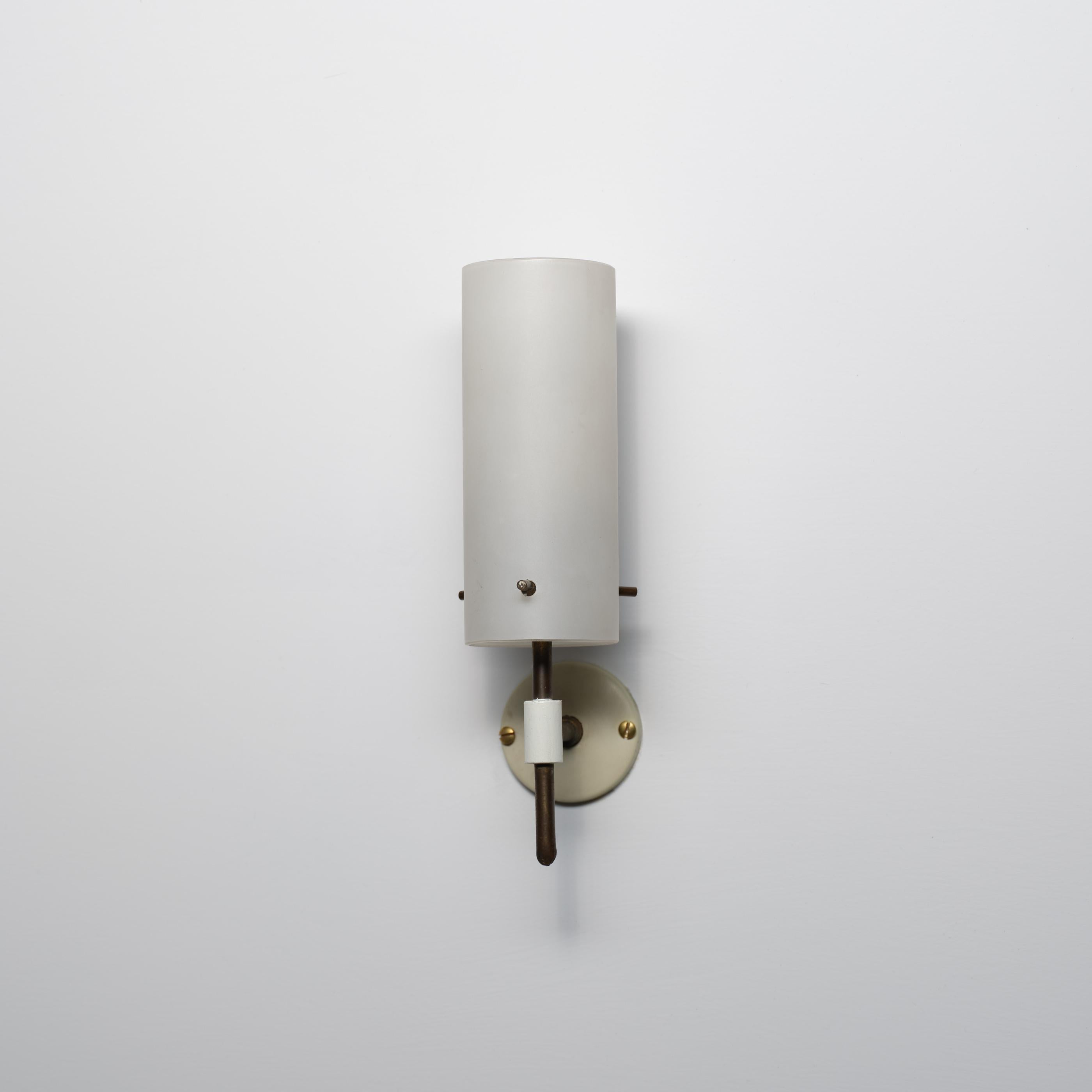 Aplique italiano de los años 50 de latón, metal lacado en blanco y cristal opalino Moderno de mediados de siglo en venta