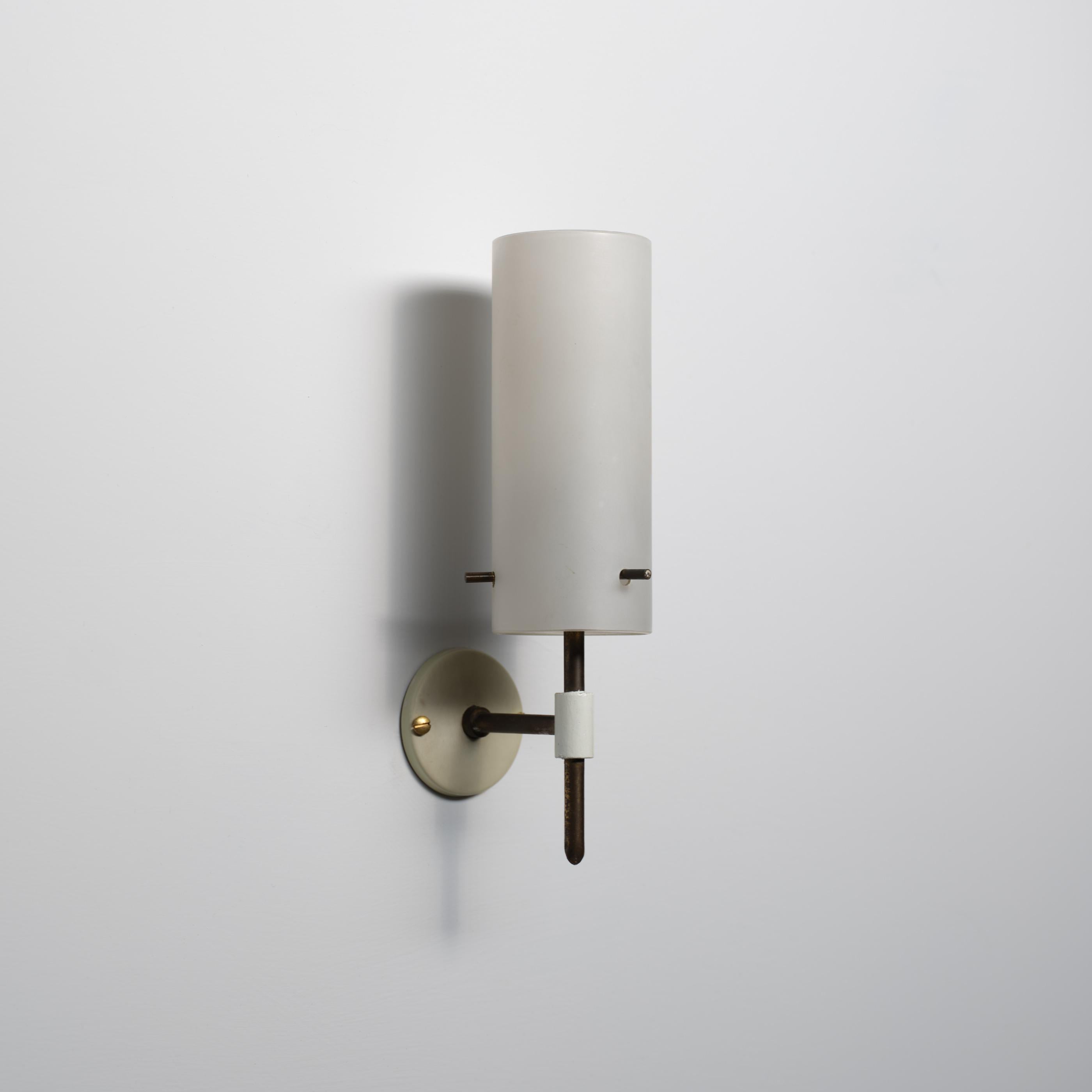 Aplique italiano de los años 50 de latón, metal lacado en blanco y cristal opalino Italiano en venta