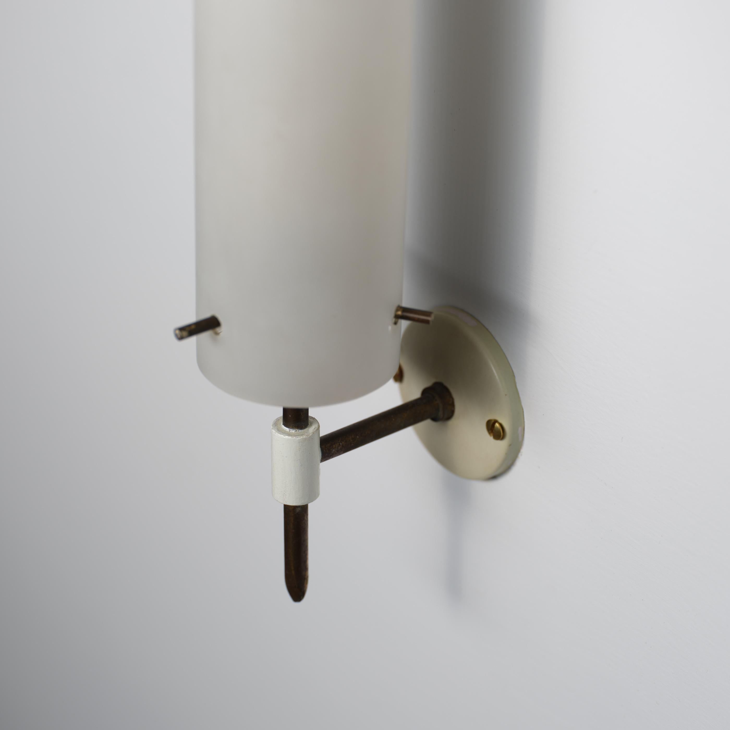 Aplique italiano de los años 50 de latón, metal lacado en blanco y cristal opalino en Bueno estado para la venta en Rome, IT