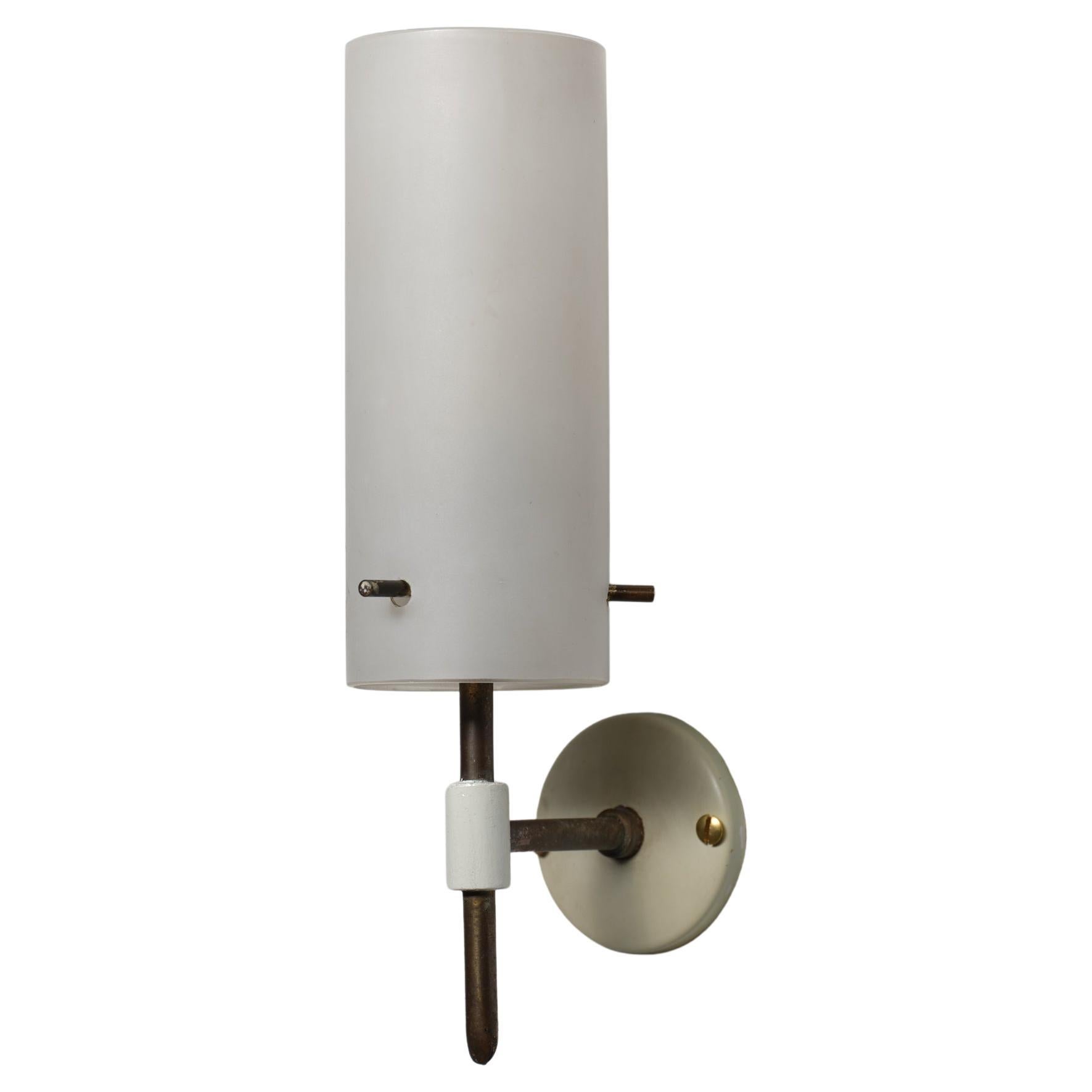 Applique murale italienne des années 1950 en laiton, métal laqué blanc et verre opalin