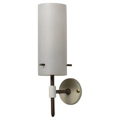 Applique murale italienne des années 1950 en laiton, métal laqué blanc et verre opalin