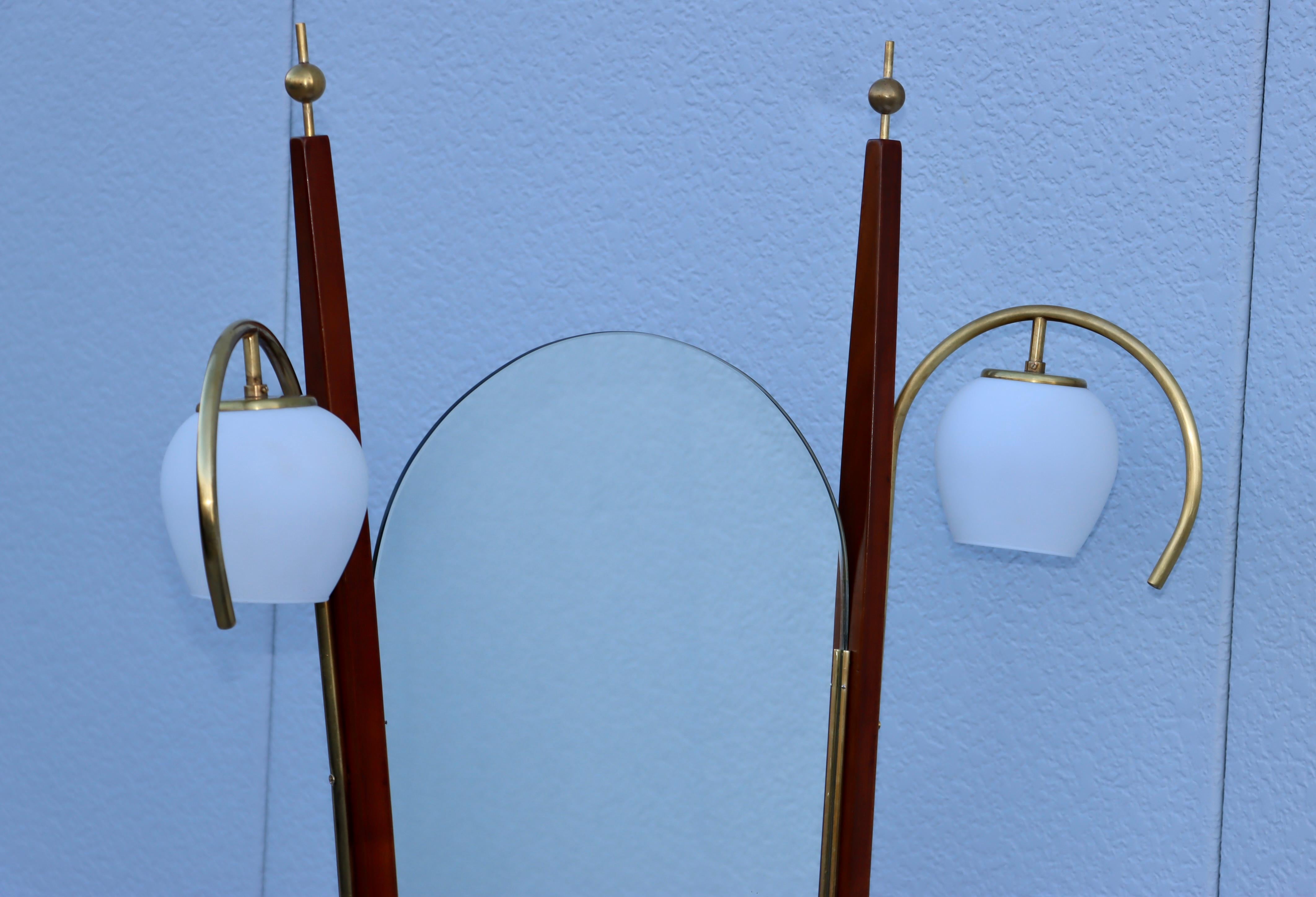 Mid-Century Modern Miroir de courtoisie italien des années 1950 en noyer et laiton avec Lights en vente