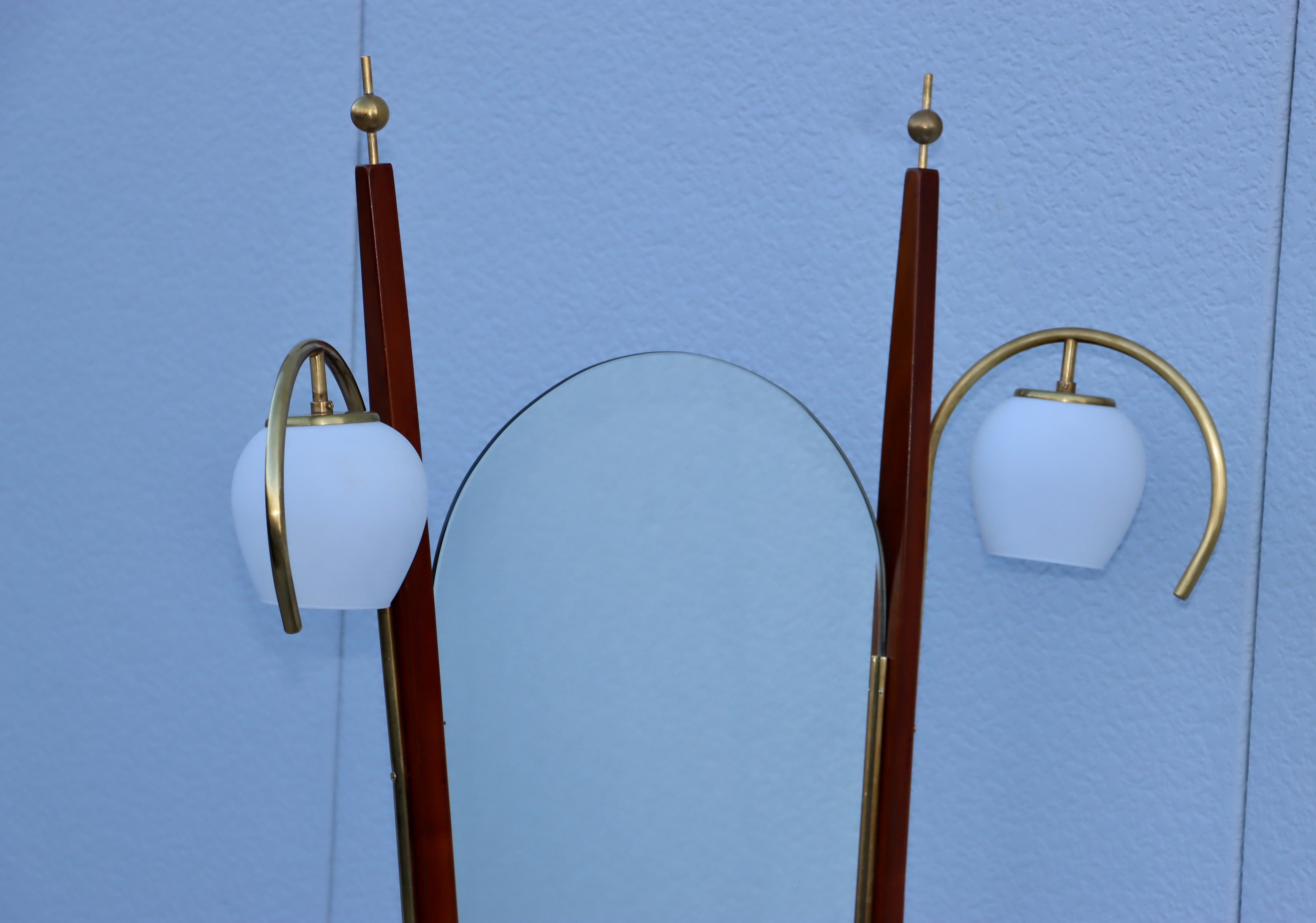 Miroir de courtoisie italien des années 1950 en noyer et laiton avec Lights en vente 1