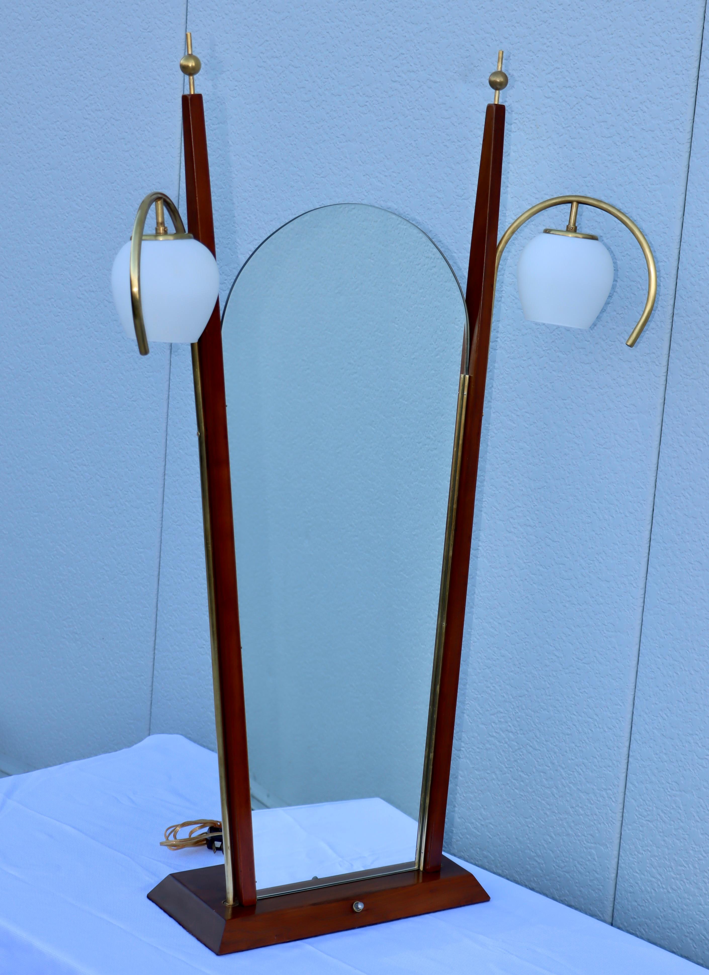 Miroir de courtoisie italien des années 1950 en noyer et laiton avec Lights en vente 2