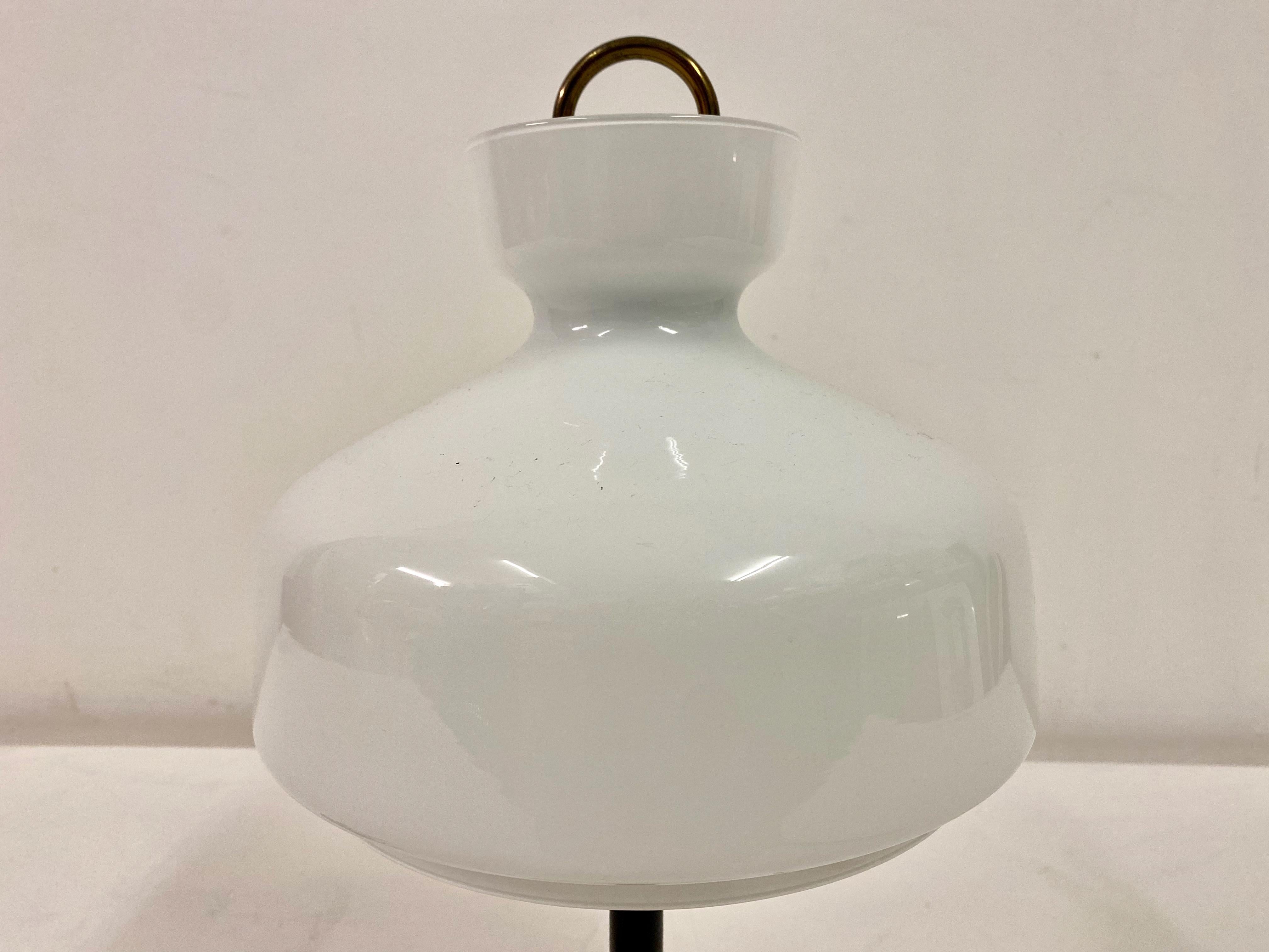 Metal 1950s, Italian White Glass and Brass Table Lamp For Sale