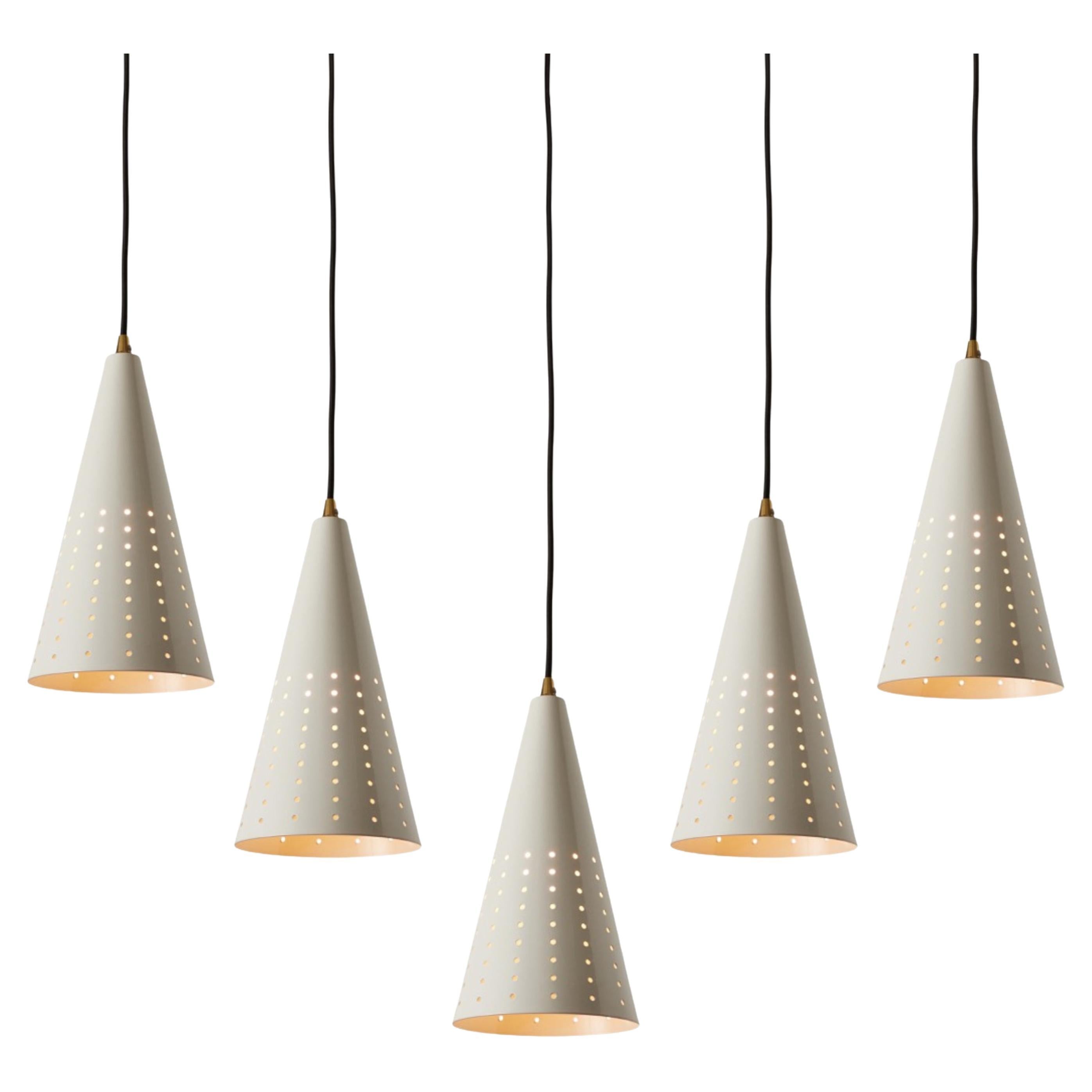 Pendentif cône perforé blanc italien des années 1950 attribué à Gino Sarfatti