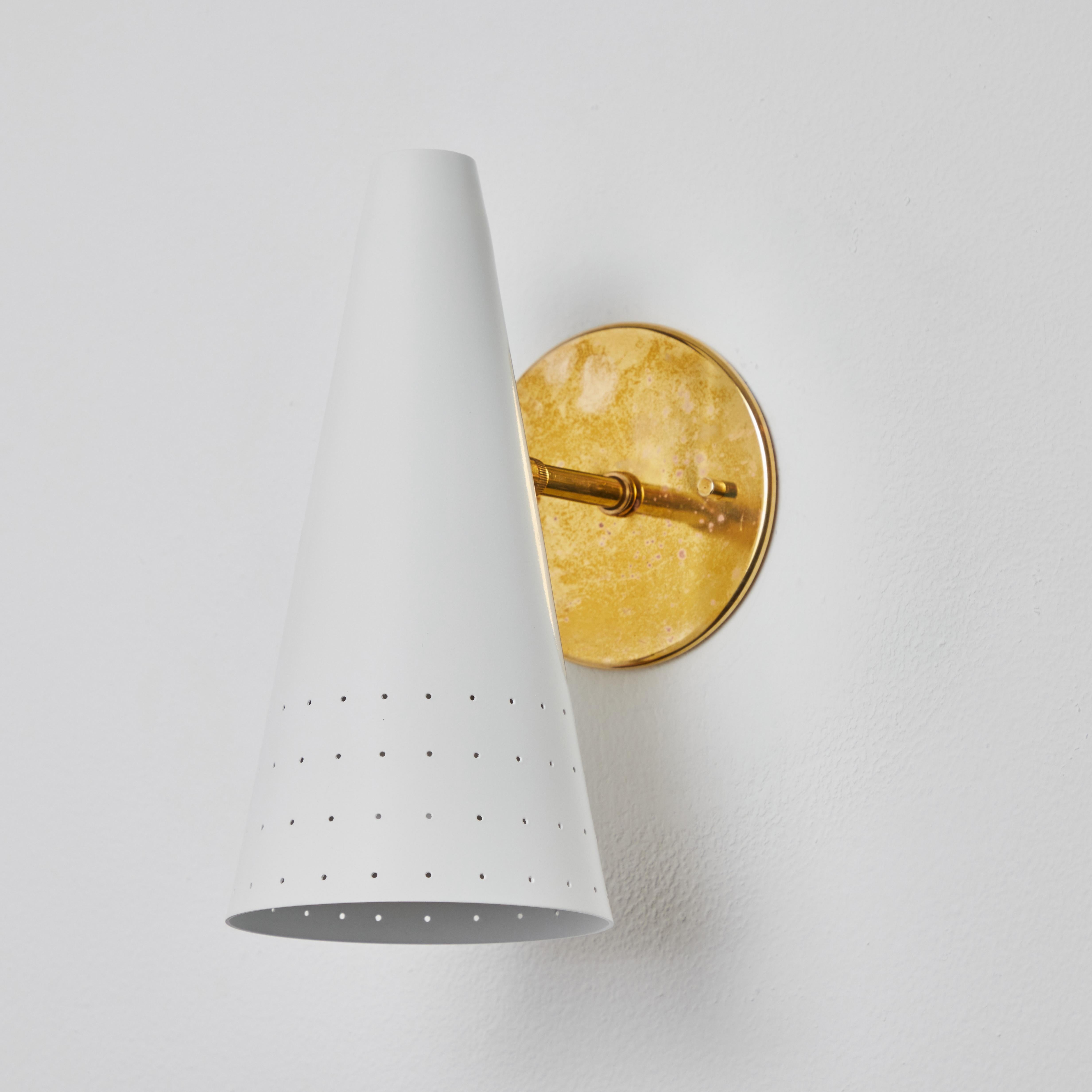 Applique cône perforée blanche italienne des années 1950 attribuée à Gino Sarfatti en vente 2
