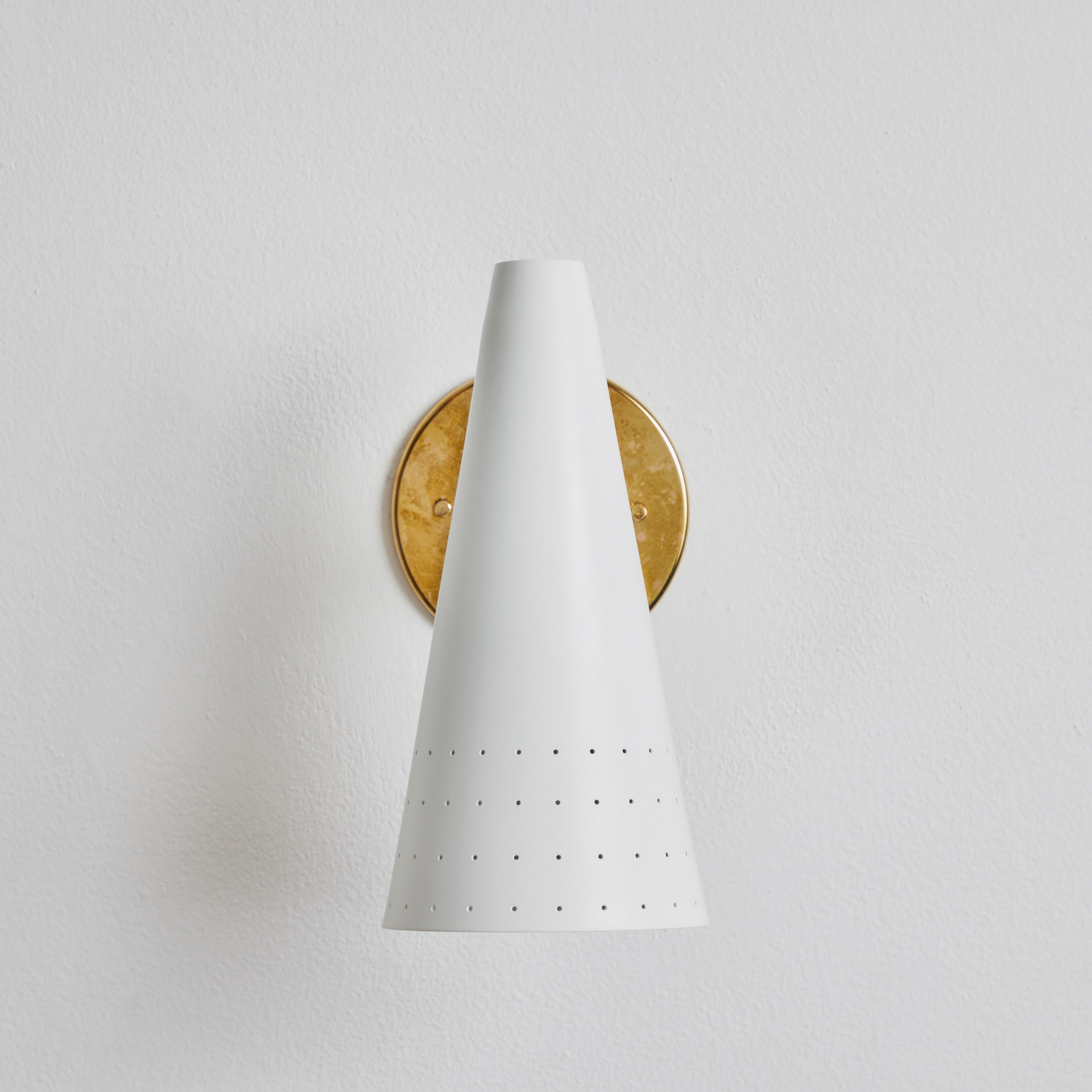 Applique cône perforée blanche italienne des années 1950 attribuée à Gino Sarfatti en vente 3