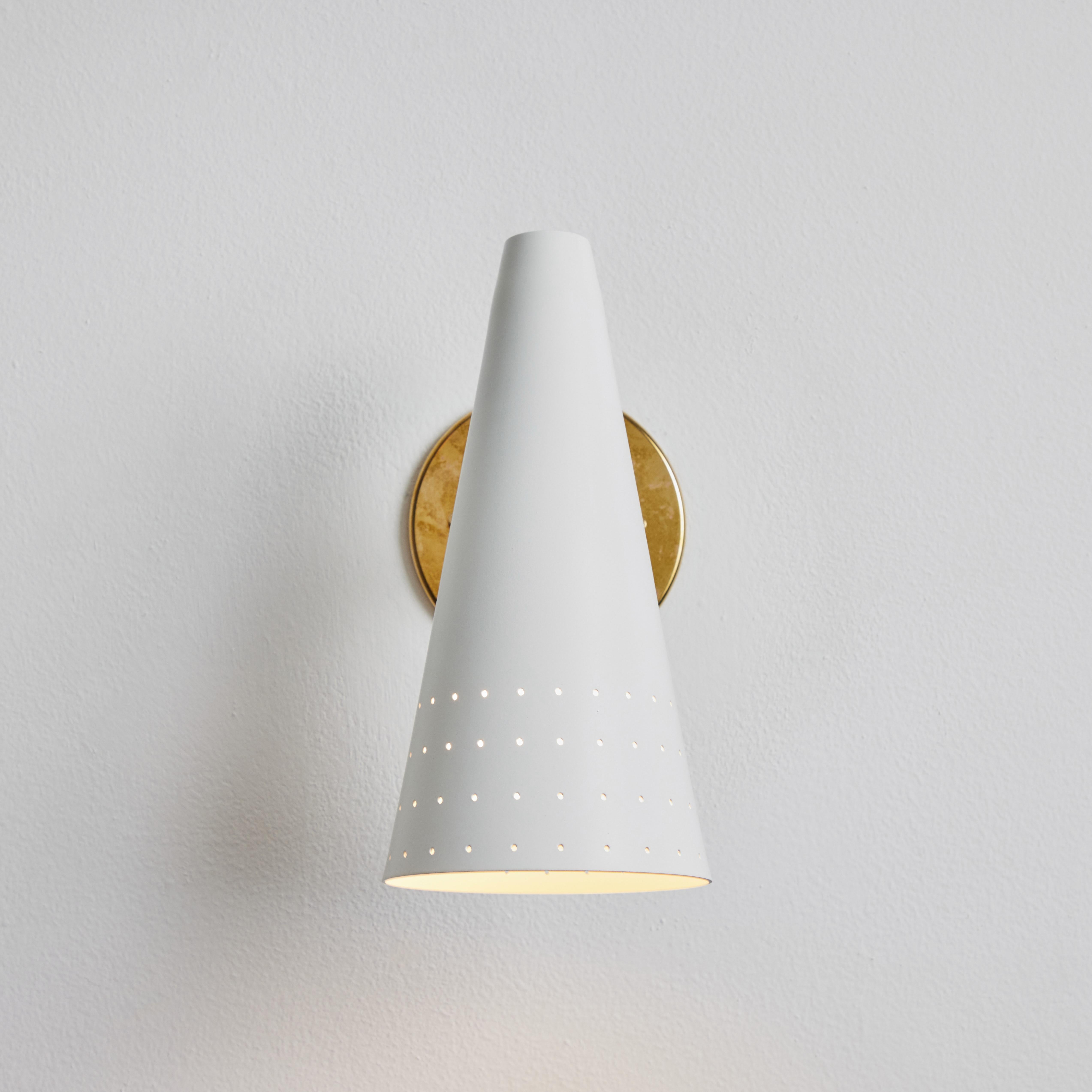 1950s Italian White Perforated Cone Sconce Attributed to Gino Sarfatti For Sale 3