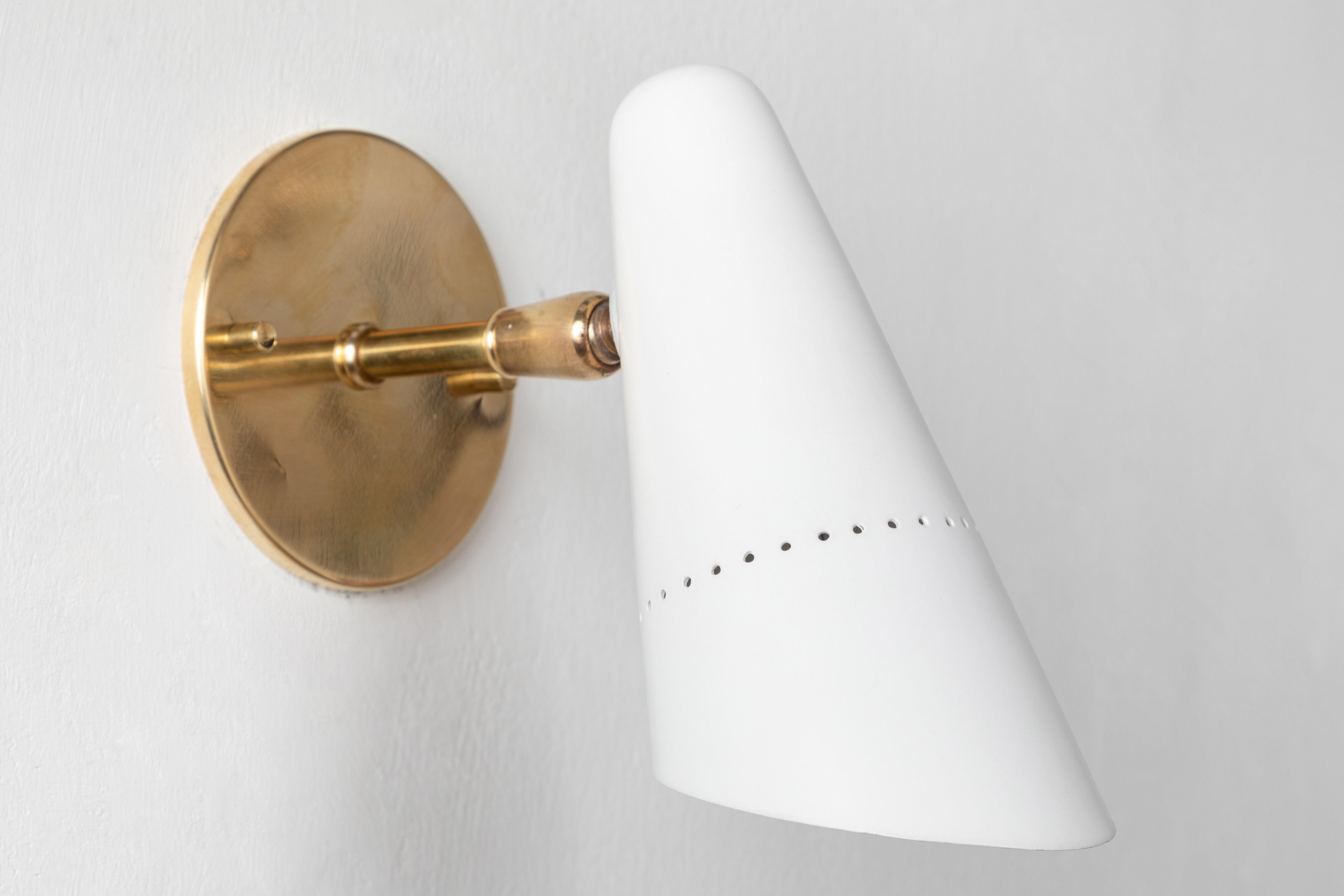1950s Italian White Perforated Sconce Attributed to Gino Sarfatti For Sale 4