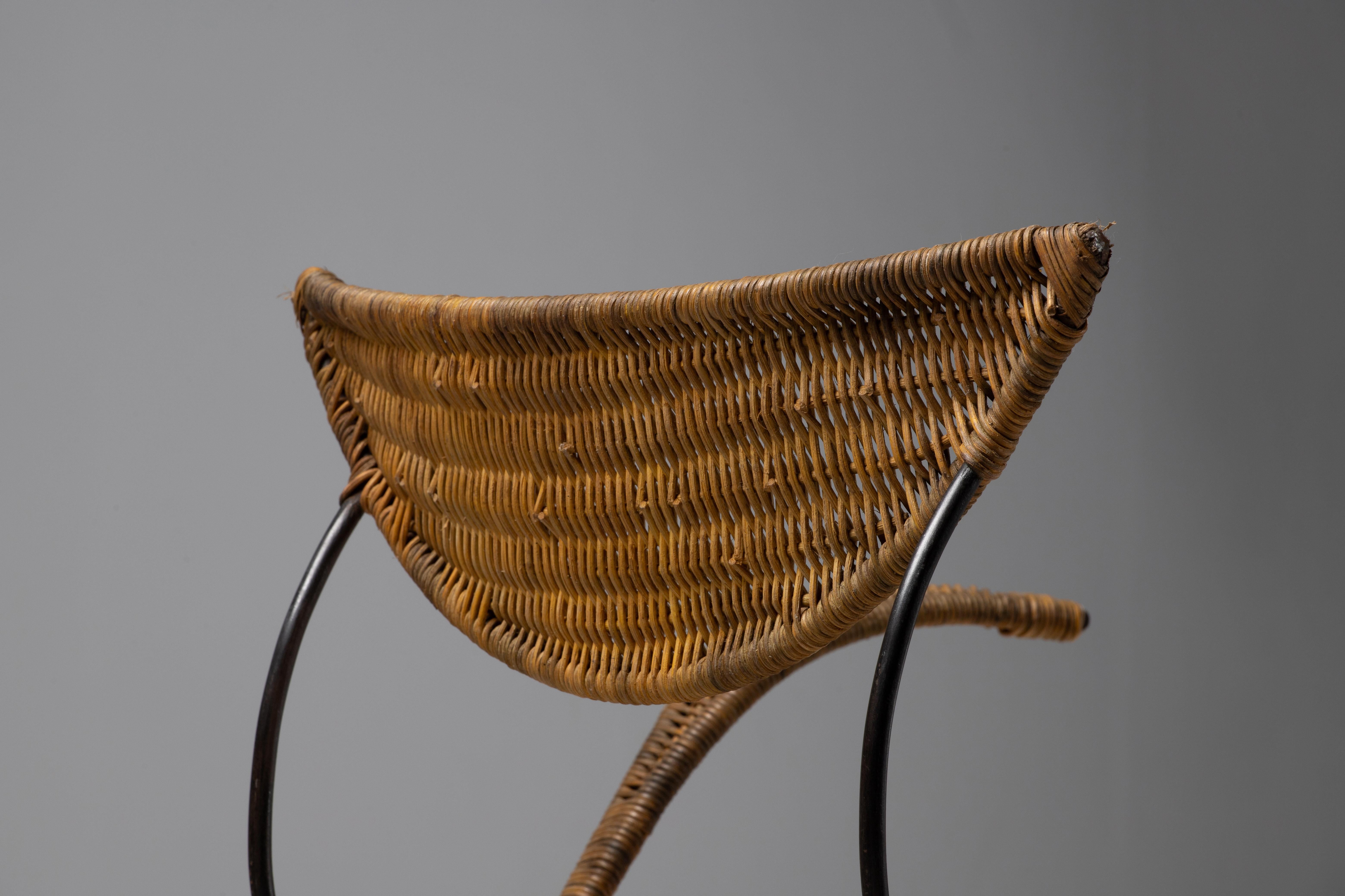 1950s Italian Wicker and Iron Armchair – Mid-Century Sculptural Design In Good Condition For Sale In Kaštel Sućurac, Splitsko-dalmatinska županija